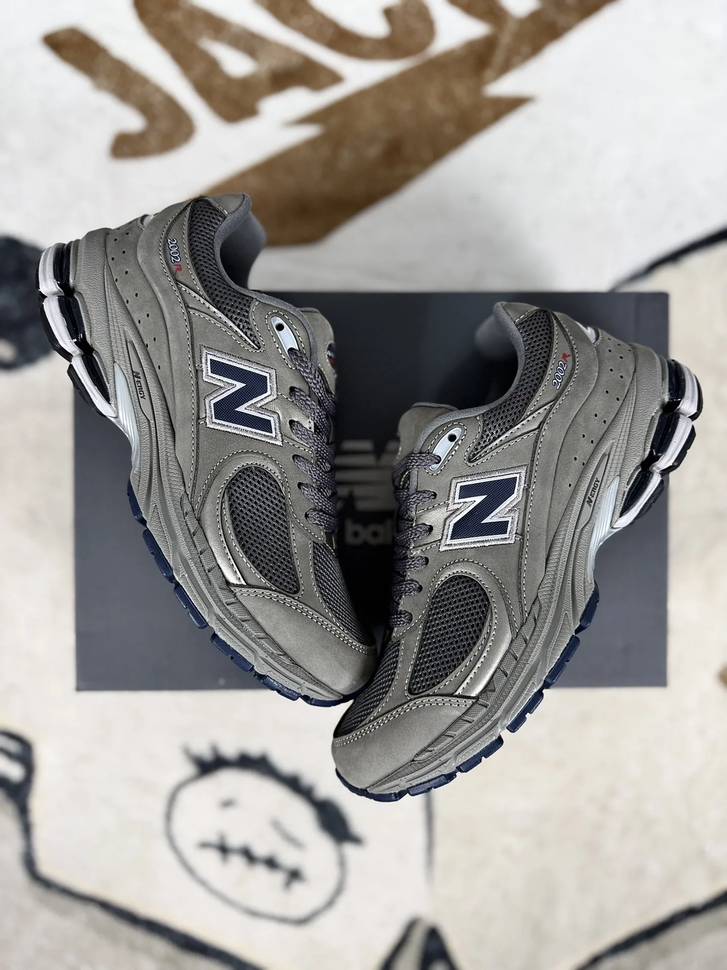💰240 MR纯原 原厂麂皮New Balance NB 2002R 舒适 织物皮革防滑支撑轻便增高 低帮跑步鞋 男女款 中灰色 新百伦 ▪️New Balance 2002系列复古跑步鞋，是一款备受喜爱的鞋款。鞋面采用柔软的麂皮和尼龙网布或透气网眼织物与猪巴皮革的结合，不仅透气性好，质感十足，还带有浓厚的复古感。鞋舌上的品牌标志与鞋面融为一体，提升了整体的质感；鞋侧的N字Logo采用特殊处理，呈现出独特的复古效果。中底采用缓震材质或轻量化的EVA材料，能够有效缓冲运动中对膝盖的冲击。配备了ABZORB缓震技术，能够在跑步过程中吸收和分散冲击力，减少对脚部的压力。升级版的N-ERGY缓震物料或能量回弹技术，为脚底提供了极致的舒适体验，并能将跑步时产生的能量回馈给脚部，提供更强劲的推进力。鞋底采用独特的弹性材料或T-Beam大底设计，提供良好的支撑和稳定性。鞋面采用透气网眼材料，轻薄柔软，能够有效排汗和通风，保持脚部干爽，减少异味产生。NB2002跑鞋以其独特的复古风格、出色的舒适度和支撑性能赢得了广泛好评。无论是运动爱好者还是时尚潮人，都能在这款鞋中找到自己的心仪之选。 ▪️尺码：36-46.5（36 37 37.5 38 38.5 39.5 40 40.5 41.5 42 42.5 43 44 44.5 45 46.5） ▪️货号：ML2002RA