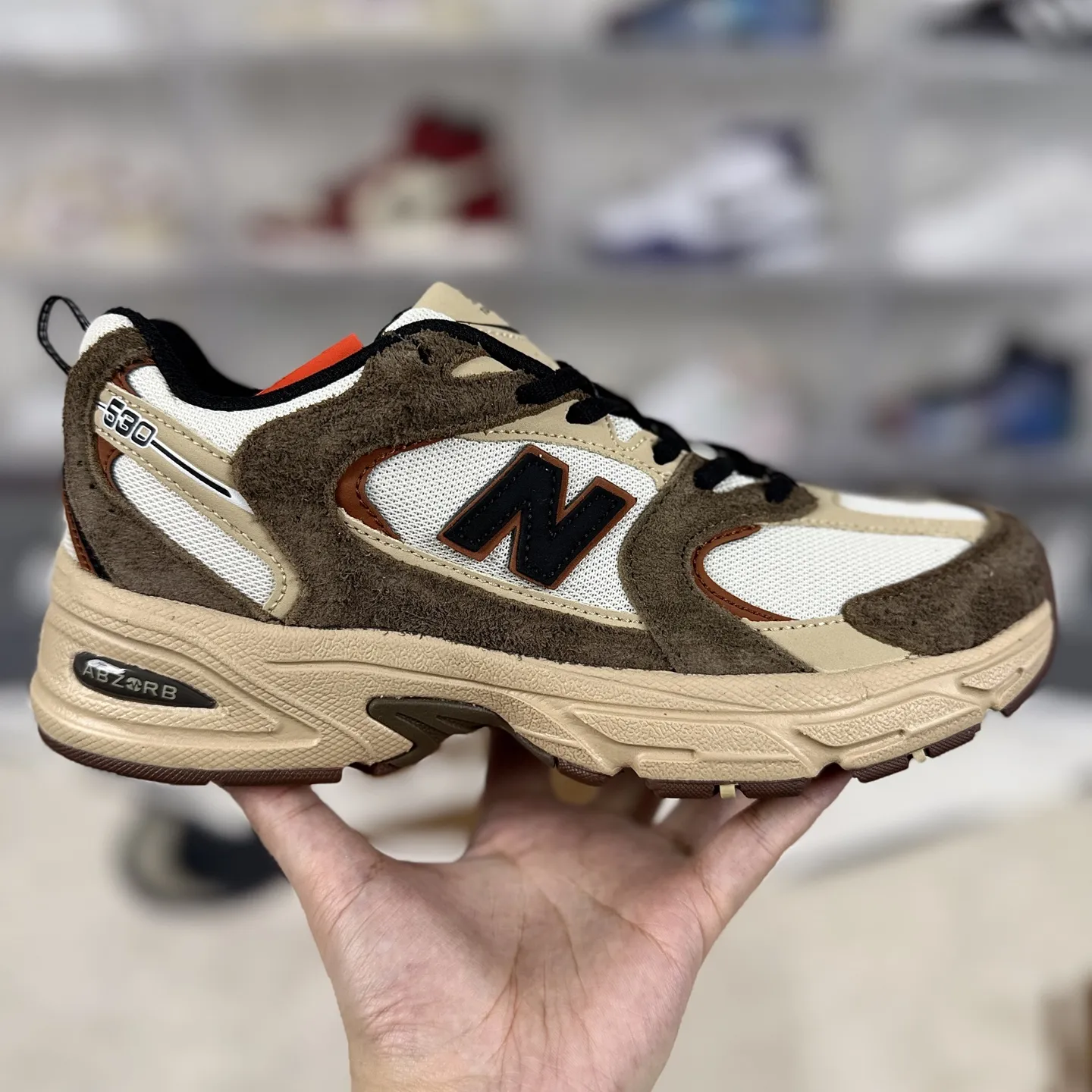 💰170 GS纯原New Balance NB 530 舒适简约防滑耐磨 低帮 休闲城市通勤跑步鞋 男女款 白褐色 新百伦 ▪️全新 New Balance 530 以极具复古风范的网面老爹鞋外观呈现。设计上全鞋以简约清爽的配色作基底，鞋身覆盖大面积织物网眼材质，并于鞋头、鞋带孔眼片等细节处点缀对比鲜明的反光银镀层凸显。鞋舌、侧身等位置则辅以一贯的&ldquo;N&rdquo;字标志和品牌徽标彰显身份，最后通过搭载的 ABZORB 缓震中底完善整体造型。 ▪️尺码：36-45（36 37 37.5 38 38.5 39.5 40 40.5 41.5 42 42.5 43 44 44.5 45） ▪️货号：MR530SNC