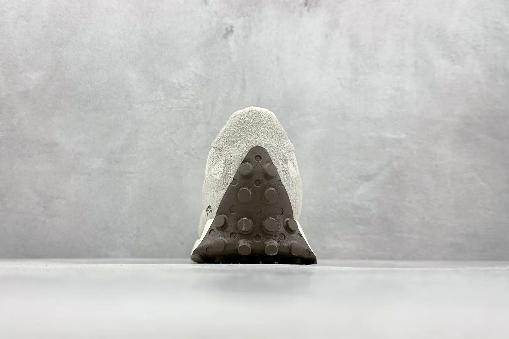 💰170 纯原 New Balance MS327 复古休闲运动慢跑鞋 全新 New Balance 327 系列，以更纯粹的复古风格设计打造的全新造型。侧身还以解构设计，将 N 字标志以做旧压花样式呈现，样式别具新意。而麂皮、冲孔皮革的塑造，则呈现出高级怀旧气质，也让鞋款在奢华时装风格与运动氛围之间达到了平衡 官方货号: U327WVA 尺码：36-45 编码：28