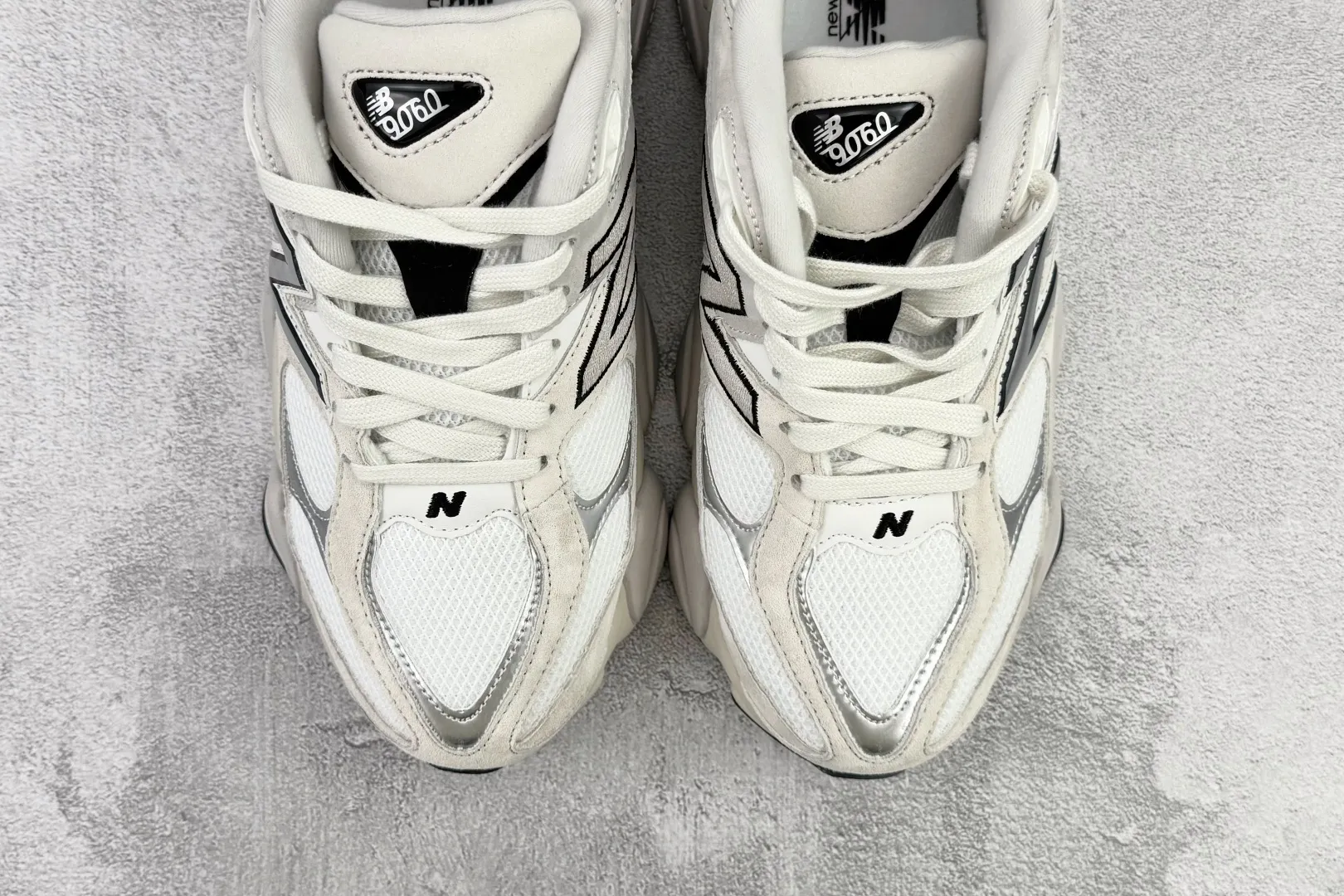 💰240 C 版纯原 大厂出品 New Balance NB 9060 灰银 货号: U9060JRB 尺码:36 36.5 37 38.5 39 40 40.5 41 42 42.5 43 44 44.5 45 46 46.5 编码:33