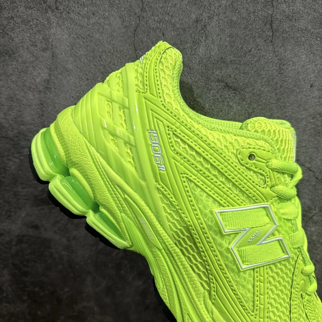 💰220【纯原版】NB新百伦New Balance M1906R M1906RAA系列复古老爹风休闲运动慢跑鞋 采用轻质牛剖革拼接透气网眼衬垫织物鞋面材质#T-Beam大底提供足步弓支撑，保持步态稳定#后跟搭载外露缓震胶 鞋身整体以各种深浅不一的灰色覆盖，鞋头以淡蓝色调装饰，网眼衬垫通过不规律的色块实现做旧的美感，泛黄的鞋底更是进一步增添了复古气息。 尺码：36 37 37.5 38 38.5 39.5 40 40.5 41.5 42 42.5 43 44 45 46.5 编码：JP260280