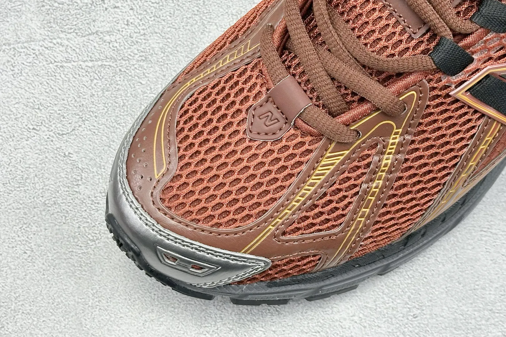 💰240 C版 New Balance 1906系列复古老爹风休闲运动慢跑鞋 #采用轻质牛剖革拼接透气网眼衬垫织物鞋面材质 T-Beam大底提供足步弓支撑，保持步态稳定 后跟搭载外露缓震胶 货号：M1906RZA 尺码：36 37 37.5 38 38.5 39 40 40.5 41 42 42.5 43 44 44.5 45 46.5 编码：33