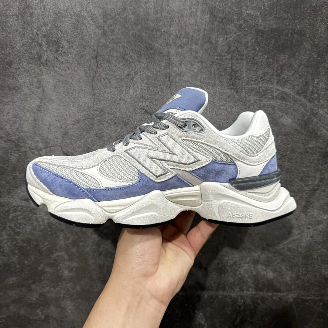 💰240【纯原版】 New Balance NB9060 联名款 复古休闲运动慢跑鞋 白蓝色U9060JBA 全套原楦原纸板原厂数据开发 进口三明治网面 原装进口翻毛皮料正确绒感卡色 正确中底拉帮中底网布细节 原厂标裁 带紫光防伪 定制后跟透明水晶模块 冲裁组合 大底贴合程度胶水上色把控完美 整洁度挑战全网艺术家 多道序QC把关品质完善 匠心打造 耗时两个月开发完成 工艺极其复杂难度可想而知 新开独立私模大底 全网唯一正确六层组合大底 高端零售专供产物 Size:36 37 37.5 38 38.5 39.5 40 40.5 41.5 42 42.5 43 44 45 46.5 编码:JPC290300