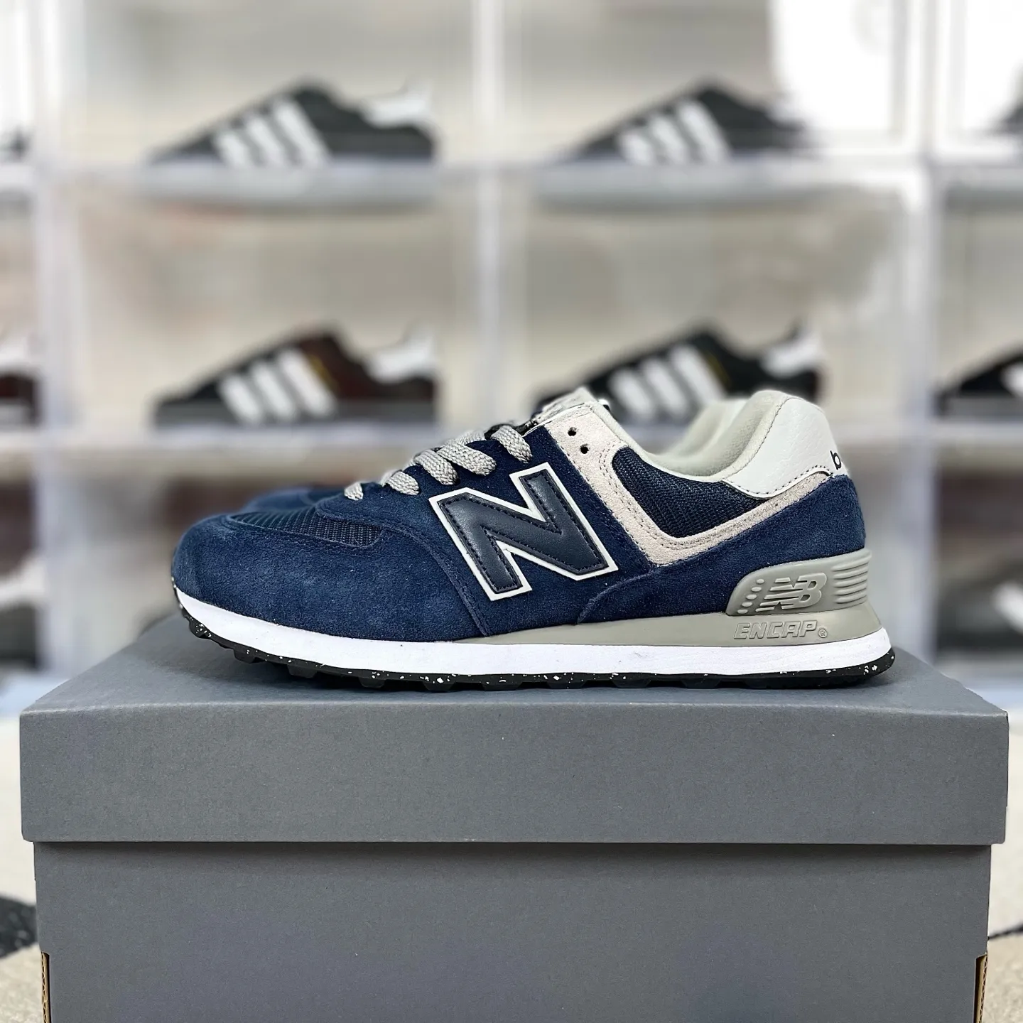 💰180 GS纯原New Balance NB 574 复古字母系带 织物绒面皮 低帮跑步鞋 男女同款 深蓝色 新百伦 ▪️New Balance 574 诞生于1988年,直至今天仍是 NewBalance 最为热销的复古慢跑鞋之一,其简约复古的外形,层出不穷的配色,成为了 New Balance 最热销的型号,作为New Balance 的当家鞋款,574兼具经典与时尚,备受明星潮人的追捧,是New Balance 的粉丝几乎人手一双的经典鞋款。 ▪️尺码:36-45(36 37 37.5 38 38.5 39.5 40 40.5 41.5 42 42.5 43 44 44.5 45) ▪️货号:ML574EVN