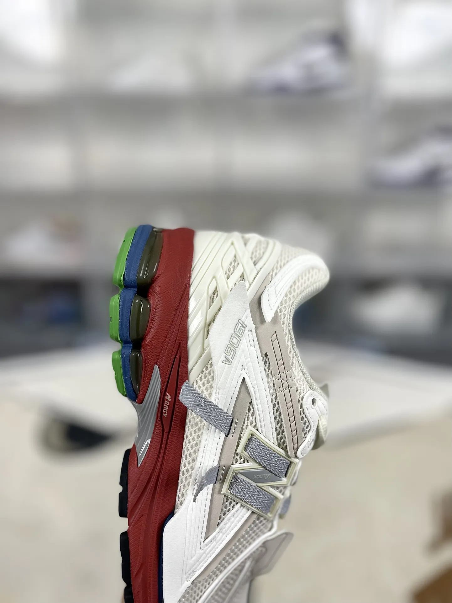 💰200 Z版纯原New Balance 1906A 舒适百搭防滑耐磨 低帮 休闲跑步鞋 男女同款 白红解构 新百伦 ▪️New Balance以诞生于21世纪的科技跑鞋1906为蓝本，融合现代先锋科技与日常使用风格注入当代美学，革新演绎复古时尚。淋漓经典轮廓，致敬千福一代跑者的科技美学，1906R以现代设计语言还原初始配色，层次演绎时光更迭的魅力。 ▪️尺码：36-47（36 37 37.5 38 38.5 39.5 40 40.5 41.5 42 42.5 43 44 44.5 45 45.5 46.5 47） ▪️货号：M1906AB