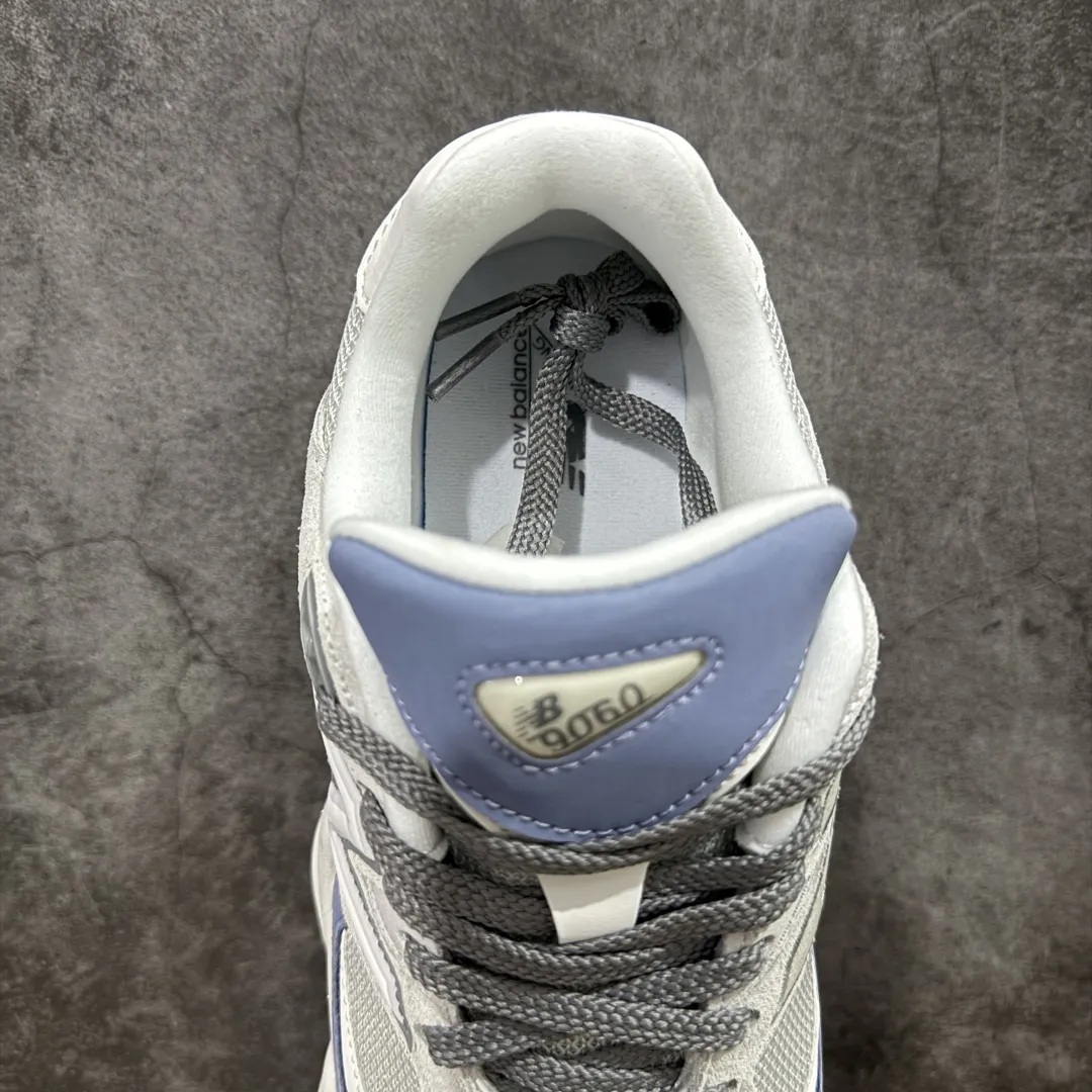 💰240【纯原版】 New Balance NB9060 联名款 复古休闲运动慢跑鞋 白蓝色U9060JBA 全套原楦原纸板原厂数据开发 进口三明治网面 原装进口翻毛皮料正确绒感卡色 正确中底拉帮中底网布细节 原厂标裁 带紫光防伪 定制后跟透明水晶模块 冲裁组合 大底贴合程度胶水上色把控完美 整洁度挑战全网艺术家 多道序QC把关品质完善 匠心打造 耗时两个月开发完成 工艺极其复杂难度可想而知 新开独立私模大底 全网唯一正确六层组合大底 高端零售专供产物 Size:36 37 37.5 38 38.5 39.5 40 40.5 41.5 42 42.5 43 44 45 46.5 编码:JPC290300