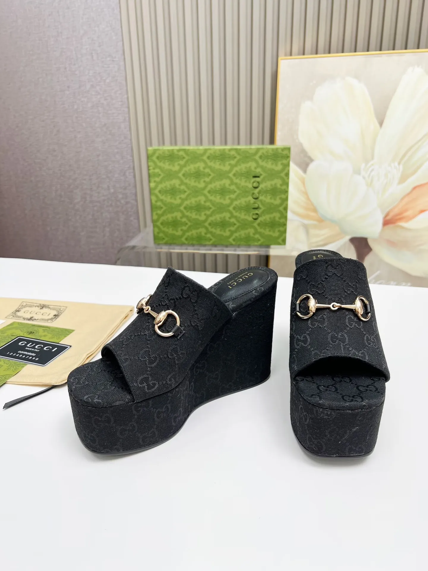 出厂价：200元 古琦新款拖鞋 ，时尚高端又个性十足的一款✅ 上脚很稳舒适又耐穿，日常搭配方便又独特，夏日必备经典款，鞋面采用GUCCI品牌饰扣 内里/垫脚：羊皮 水台高度：11cm 颜色：黑、棕 码数：35&mdash;42（41、42需定做） 包装：配有布袋 卡片。
