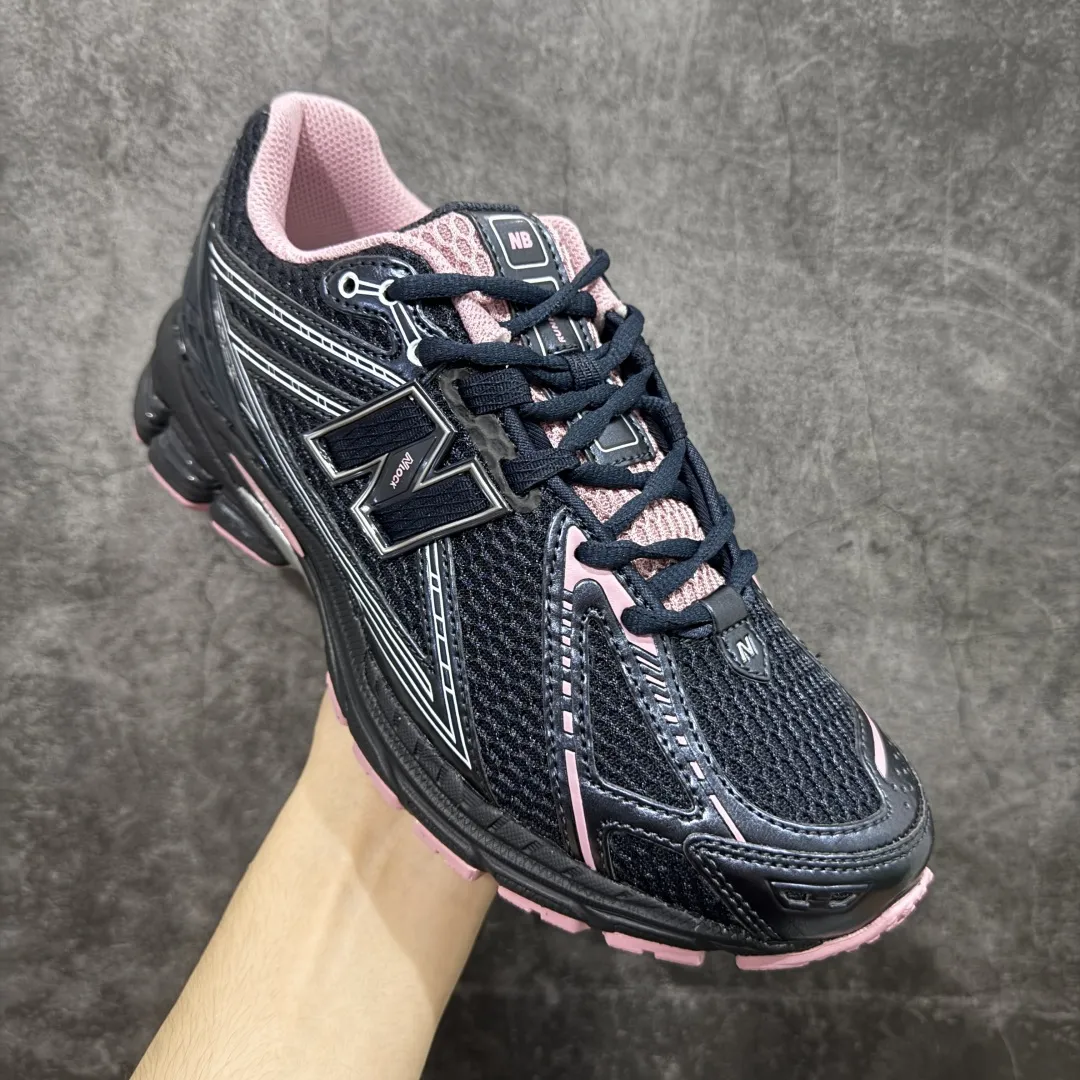 💰220【纯原版】NB新百伦New Balance NB1906 U1906RCU系列复古老爹风休闲运动慢跑鞋 采用轻质牛剖革拼接透气网眼衬垫织物鞋面材质#T-Beam大底提供足步弓支撑,保持步态稳定#后跟搭载外露缓震胶 鞋身整体以各种深浅不一的灰色覆盖,鞋头以淡蓝色调装饰,网眼衬垫通过不规律的色块实现做旧的美感,泛黄的鞋底更是进一步增添了复古气息。 尺码:36 37 37.5 38 38.5 39.5 40 40.5 41.5 42 42.5 43 44 45 46.5 编码:JP260280