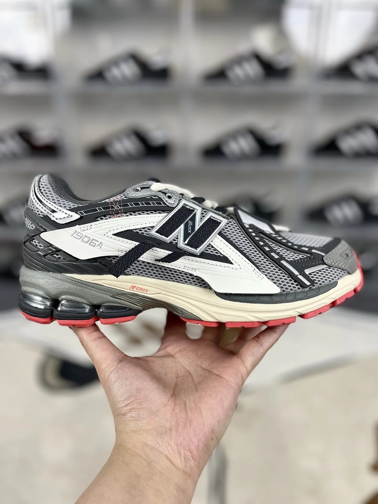 💰200 Z版纯原New Balance 1906A 舒适百搭防滑耐磨 低帮 休闲跑步鞋 男女同款 灰白红解构 新百伦 ▪️New Balance以诞生于21世纪的科技跑鞋1906为蓝本,融合现代先锋科技与日常使用风格注入当代美学,革新演绎复古时尚。淋漓经典轮廓,致敬千福一代跑者的科技美学,1906R以现代设计语言还原初始配色,层次演绎时光更迭的魅力。 ▪️尺码:36-47(36 37 37.5 38 38.5 39.5 40 40.5 41.5 42 42.5 43 44 44.5 45 45.5 46.5 47) ▪️货号:M1906AC/U1906AC