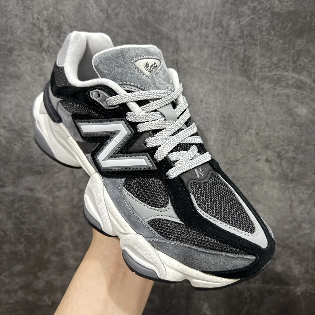 💰240【纯原版】 New Balance NB9060 联名款 复古休闲运动慢跑鞋 黑灰色U9060JBD 全套原楦原纸板原厂数据开发 进口三明治网面 原装进口翻毛皮料正确绒感卡色 正确中底拉帮中底网布细节 原厂标裁 带紫光防伪 定制后跟透明水晶模块 冲裁组合 大底贴合程度胶水上色把控完美 整洁度挑战全网艺术家 多道序QC把关品质完善 匠心打造 耗时两个月开发完成 工艺极其复杂难度可想而知 新开独立私模大底 全网唯一正确六层组合大底 高端零售专供产物 Size:36 37 37.5 38 38.5 39 40 40.5 41 42 42.5 43 44 45 46.5 编码:JP270300