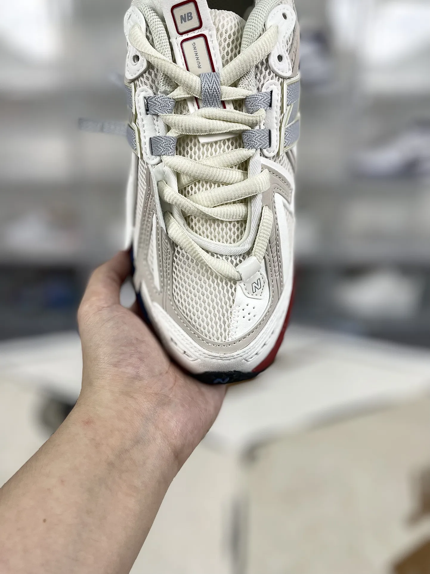 💰200 Z版纯原New Balance 1906A 舒适百搭防滑耐磨 低帮 休闲跑步鞋 男女同款 白红解构 新百伦 ▪️New Balance以诞生于21世纪的科技跑鞋1906为蓝本，融合现代先锋科技与日常使用风格注入当代美学，革新演绎复古时尚。淋漓经典轮廓，致敬千福一代跑者的科技美学，1906R以现代设计语言还原初始配色，层次演绎时光更迭的魅力。 ▪️尺码：36-47（36 37 37.5 38 38.5 39.5 40 40.5 41.5 42 42.5 43 44 44.5 45 45.5 46.5 47） ▪️货号：M1906AB