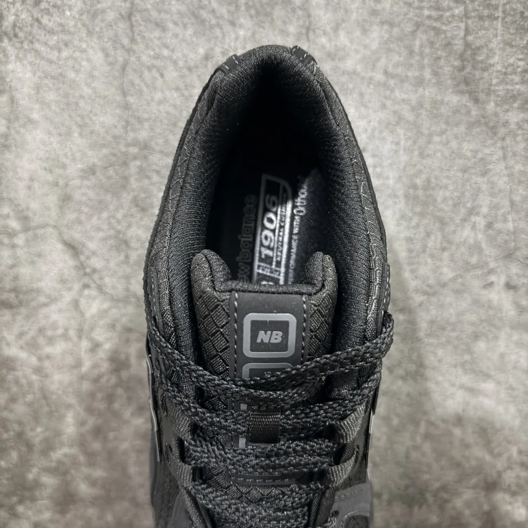 💰240 【纯原版】NB新百伦New Balance M1906R U1906RWF 系列复古老爹风休闲运动慢跑鞋 采用轻质牛剖革拼接透气网眼衬垫织物鞋面材质#T-Beam大底提供足步弓支撑，保持步态稳定#后跟搭载外露缓震胶 鞋身整体以各种深浅不一的灰色覆盖，鞋头以淡蓝色调装饰，网眼衬垫通过不规律的色块实现做旧的美感，泛黄的鞋底更是进一步增添了复古气息。 尺码：36 37 37.5 38 38.5 39.5 40 40.5 41.5 42 42.5 43 44 45 46.5 编码：JP260280