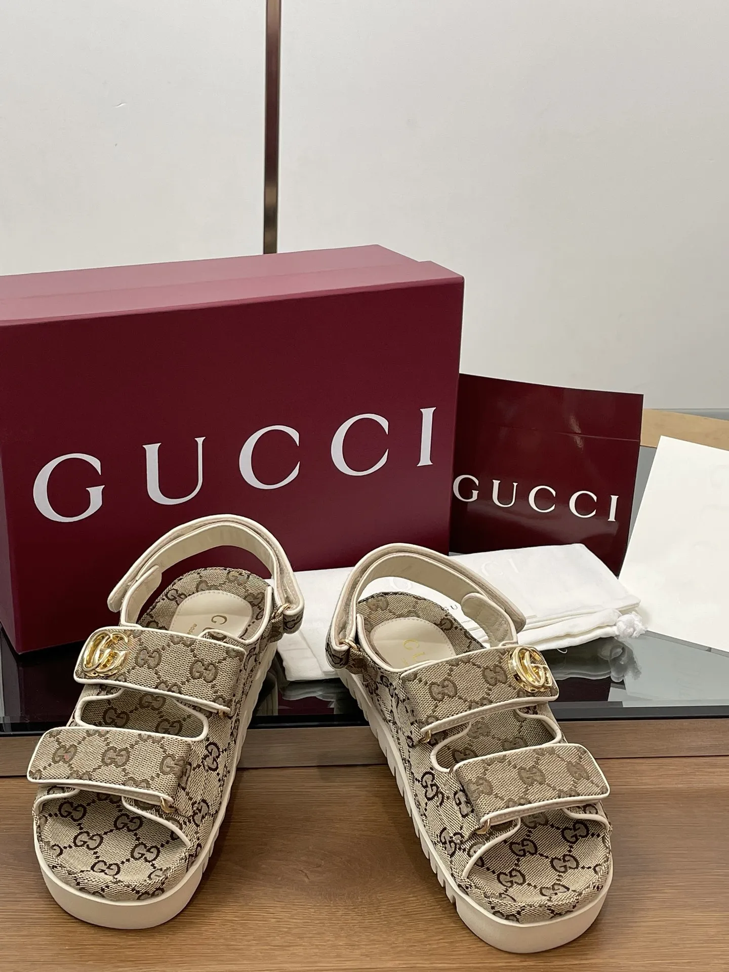 2025夏季新款GUCCi高端精品 🧧240💰🆕古驰早春系列😍饰双GG经典老花布沙滩凉鞋🔥顶级🆙代购品质！原版1:1复刻，毎个细节皆经过精心打磨细腻制作.可与ZG对比如一，无二品质！ Gucci 现代设计美学探索独特匠心之路，巧妙融合品牌经典元素与备受喜爱的品牌标识。这款凉鞋缀饰备受喜爱的双G造型配件，为整个设计注入一抹低调的品牌标识魅力，与魔术贴带的多功能性相得益彰。👏👏 面料：原版定制进口GG老花帆布+进口羊皮 内里/垫脚：进口羊皮里 鞋跟：2.0CM厚底 大底：模具进口橡胶底 尺码：女35-42（404142定做不退换） 包装：全套安可拉酒红原包装