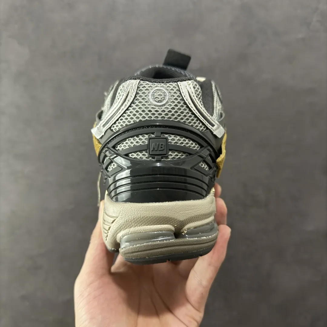 💰220 【纯原B版】NB新百伦New Balance M1906R 系列复古老爹风休闲运动慢跑鞋 M1906AA 高度复刻原厂大底 追求极致完美 每一双都是工艺品 采用轻质牛剖革拼接透气网眼衬垫织物鞋面材质 T-Beam大底提供足步弓支撑,保持步态稳定#后跟搭载外露缓震胶 鞋身整体以各种深浅不一的灰色覆盖,鞋头以淡蓝色调装饰,网眼衬垫通过不规律的色块实现做旧的美感,泛黄的鞋底更是进一步增添了复古气息。 尺码:36 37 37.5 38 38.5 39.5 40 40.5 41.5 42 42.5 43 44 45 46.5 编码:MK240270