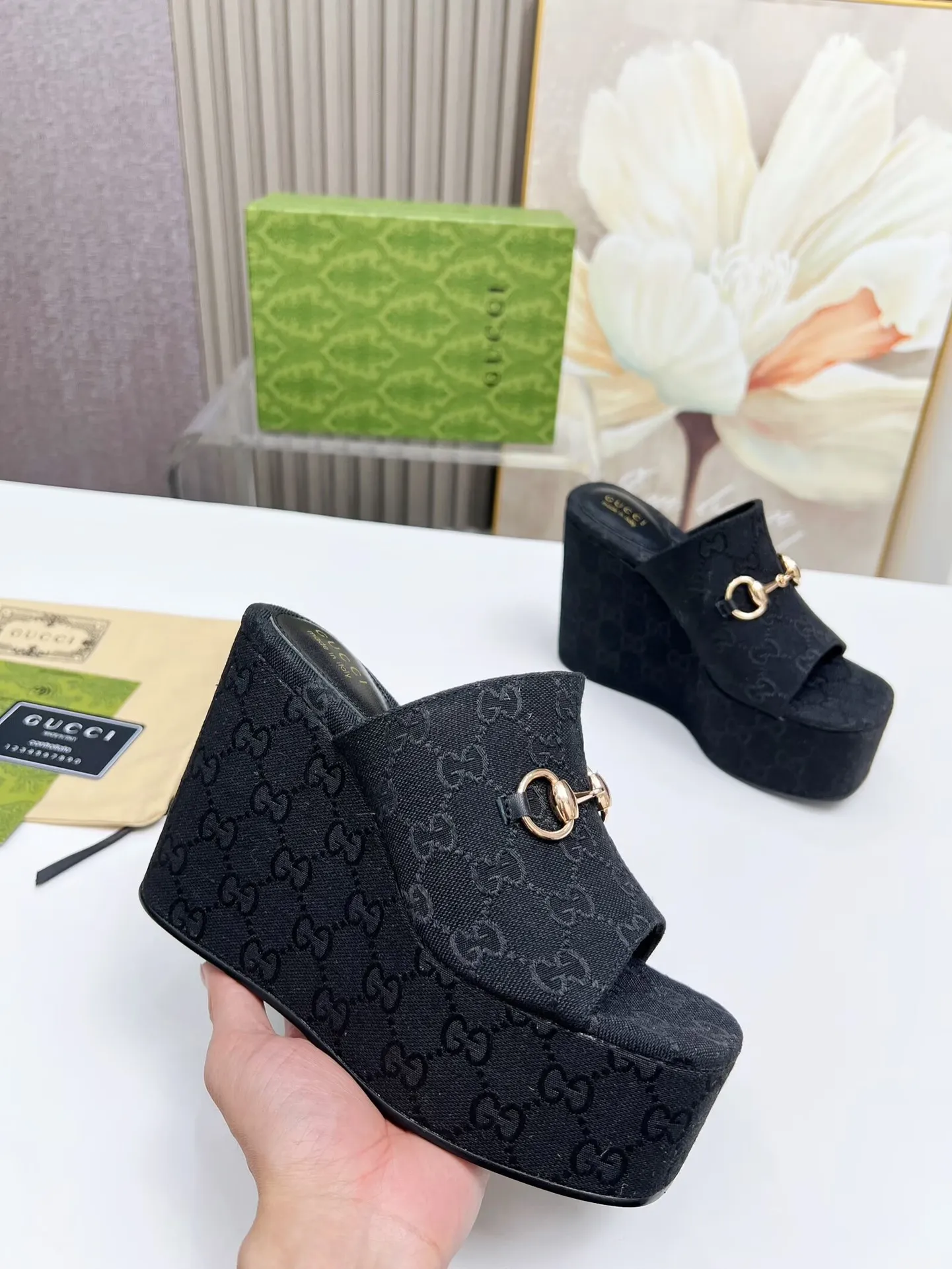 出厂价:200元 古琦新款拖鞋 ,时尚高端又个性十足的一款✅ 上脚很稳舒适又耐穿,日常搭配方便又独特,夏日必备经典款,鞋面采用GUCCI品牌饰扣 内里/垫脚:羊皮 水台高度:11cm 颜色:黑、棕 码数:35—42(41、42需定做) 包装:配有布袋 卡片。