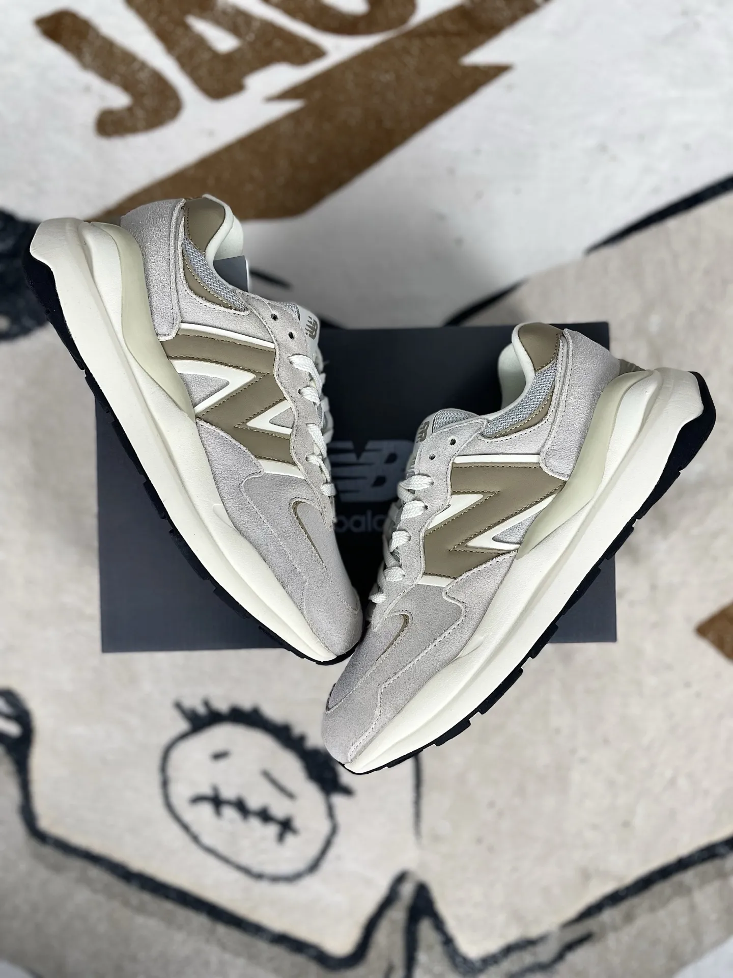 💰170 FX纯原New Balance NB 5740 复古 潮流 经典 皮革减震防滑耐磨 低帮 休闲跑步鞋 男女款 浅奶茶色 新百伦 ▪️NB5740跑鞋是一款集复古美学与现代科技于一身的鞋款。鞋面材质采用麂皮与网布的组合,左右脚材质差异化的设计(如翻毛皮与滑皮拼接),带来独特层次感。同时,鞋面上的反光N字Logo既呼应了90年代复古美学,又融入了现代潮流元素。中底采用泡沫与橡胶组合,提供了卓越的缓震效果,有效减少运动时对脚部的冲击力。网眼设计增强了透气性,搭配宽版鞋型,使得鞋子在保持包裹性的同时,也能确保穿着时的舒适度。无论是湿滑的路面还是干燥的环境,NB5740都能提供稳定的支撑和保护。其防滑外底和耐磨材质的设计,让鞋子在各种地形下都能保持出色的抓地力。无论是健身房锻炼还是户外跑步,NB5740都能轻松应对。其简约而不失时尚的外观设计,使得NB5740在日常休闲逛街时也同样引人注目。 ▪️尺码:36-45(36 37 37.5 38 38.5 39.5 40 40.5 41.5 42 42.5 43 44 44.5 45) ▪️货号:W5740LT1