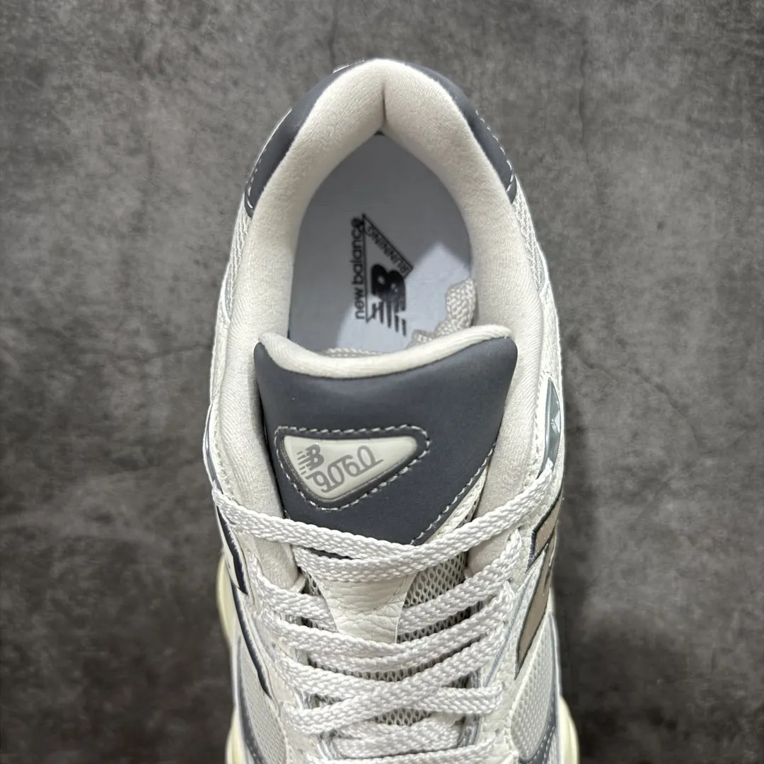 💰240【纯原版】 New Balance NB9060 联名款 复古休闲运动慢跑鞋 灰色 U9060AGA 全套原楦原纸板原厂数据开发 进口三明治网面 原装进口翻毛皮料正确绒感卡色 正确中底拉帮中底网布细节 原厂标裁 带紫光防伪 定制后跟透明水晶模块 冲裁组合 大底贴合程度胶水上色把控完美 整洁度挑战全网艺术家 多道序QC把关品质完善 匠心打造 耗时两个月开发完成 工艺极其复杂难度可想而知 新开独立私模大底 全网唯一正确六层组合大底 高端零售专供产物 Size：36 37 37.5 38 38.5 39.5 40 40.5 41.5 42 42.5 43 44 45 46.5