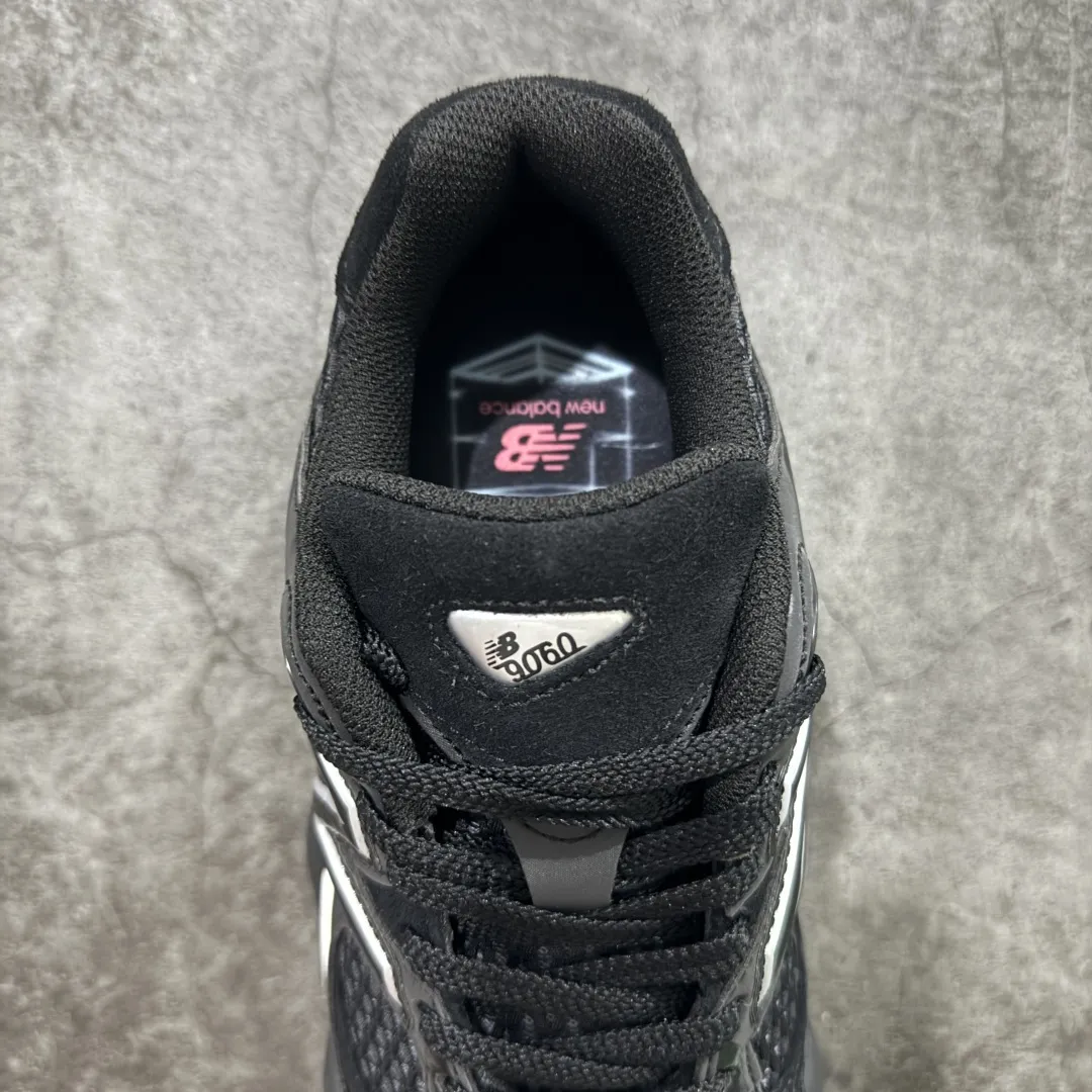 💰240【纯原版】 New Balance NB9060 联名款 复古休闲运动慢跑鞋 黑白色U9060PNR 全套原楦原纸板原厂数据开发 进口三明治网面 原装进口翻毛皮料正确绒感卡色 正确中底拉帮中底网布细节 原厂标裁 带紫光防伪 定制后跟透明水晶模块 冲裁组合 大底贴合程度胶水上色把控完美 整洁度挑战全网艺术家 多道序QC把关品质完善 匠心打造 耗时两个月开发完成 工艺极其复杂难度可想而知 新开独立私模大底 全网唯一正确六层组合大底 高端零售专供产物 Size:36 37 37.5 38 38.5 39.5 40 40.5 41.5 42 42.5 43 44 45 46.5 编码:JPC290300