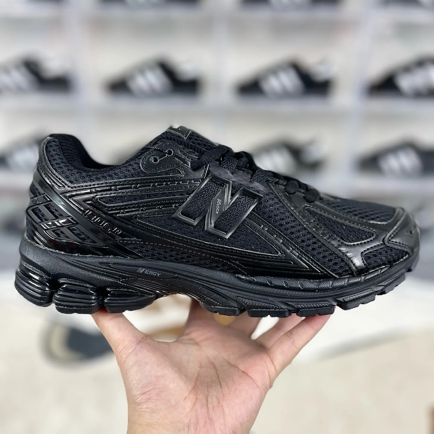 💰220 GS纯原 六层组合底【联名款】COMME des GAR&Ccedil;ONS HOMME x New Balance NB 1906R 舒适日常 织物防滑 低帮 休闲跑步鞋 男款 黑色 新百伦 ▪️New Balance以诞生于21世纪的科技跑鞋1906为蓝本，融合现代先锋科技与日常使用风格注入当代美学，革新演绎复古时尚。淋漓经典轮廓，致敬千福一代跑者的科技美学，1906R以现代设计语言还原初始配色，层次演绎时光更迭的魅力。 ▪️尺码：36-45（36 37 37.5 38 38.5 39.5 40 40.5 41.5 42 42.5 43 44 44.5 45） ▪️货号：M1906RCM