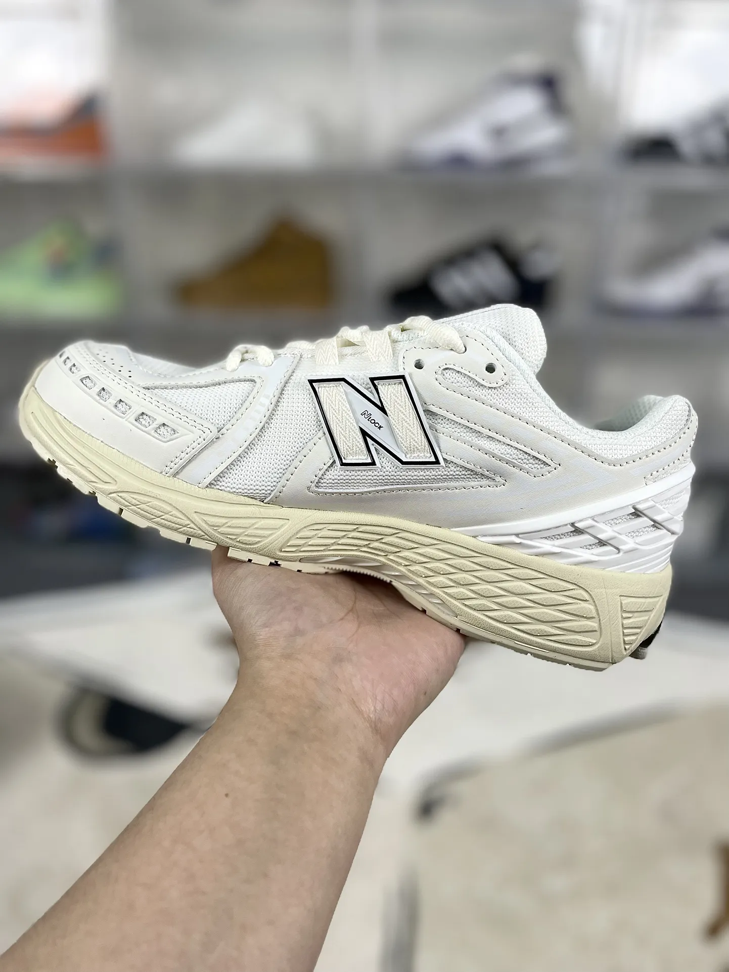 💰190 Z版纯原New Balance NB 1906R 舒适百搭减震支撑耐磨轻便透气防滑 低帮 休闲跑步鞋 男女同款 白色 ▪️New Balance以诞生于21世纪的科技跑鞋1906为蓝本,融合现代先锋科技与日常使用风格注入当代美学,革新演绎复古时尚。淋漓经典轮廓,致敬千福一代跑者的科技美学,1906R以现代设计语言还原初始配色,层次演绎时光更迭的魅力。 ▪️尺码:36-47(36 37 37.5 38 38.5 39.5 40 40.5 41.5 42 42.5 43 44 44.5 45 45.5 46.5 47) ▪️货号:M1906RWW