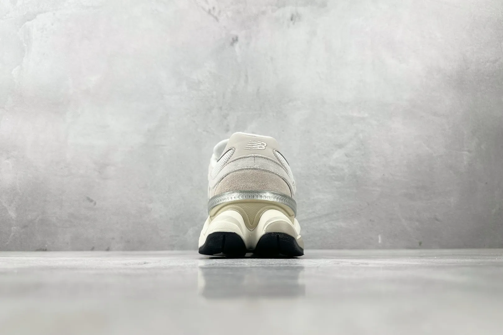 💰240 C版 纯原 大厂出品 新百伦9060 New Balance NB 9060 米色 货号: U9060WHT 尺码：36 37 37.5 38 38.5 39.5 40 40.5 41.5 42 42.5 43 44 44.5 45 46 46.5