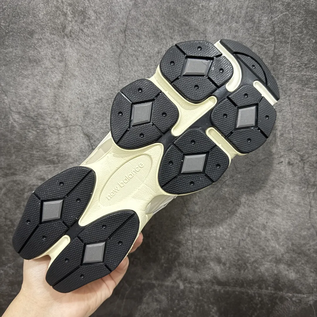 💰240【纯原版】 New Balance NB9060 联名款 复古休闲运动慢跑鞋 灰色 U9060AGA 全套原楦原纸板原厂数据开发 进口三明治网面 原装进口翻毛皮料正确绒感卡色 正确中底拉帮中底网布细节 原厂标裁 带紫光防伪 定制后跟透明水晶模块 冲裁组合 大底贴合程度胶水上色把控完美 整洁度挑战全网艺术家 多道序QC把关品质完善 匠心打造 耗时两个月开发完成 工艺极其复杂难度可想而知 新开独立私模大底 全网唯一正确六层组合大底 高端零售专供产物 Size:36 37 37.5 38 38.5 39.5 40 40.5 41.5 42 42.5 43 44 45 46.5