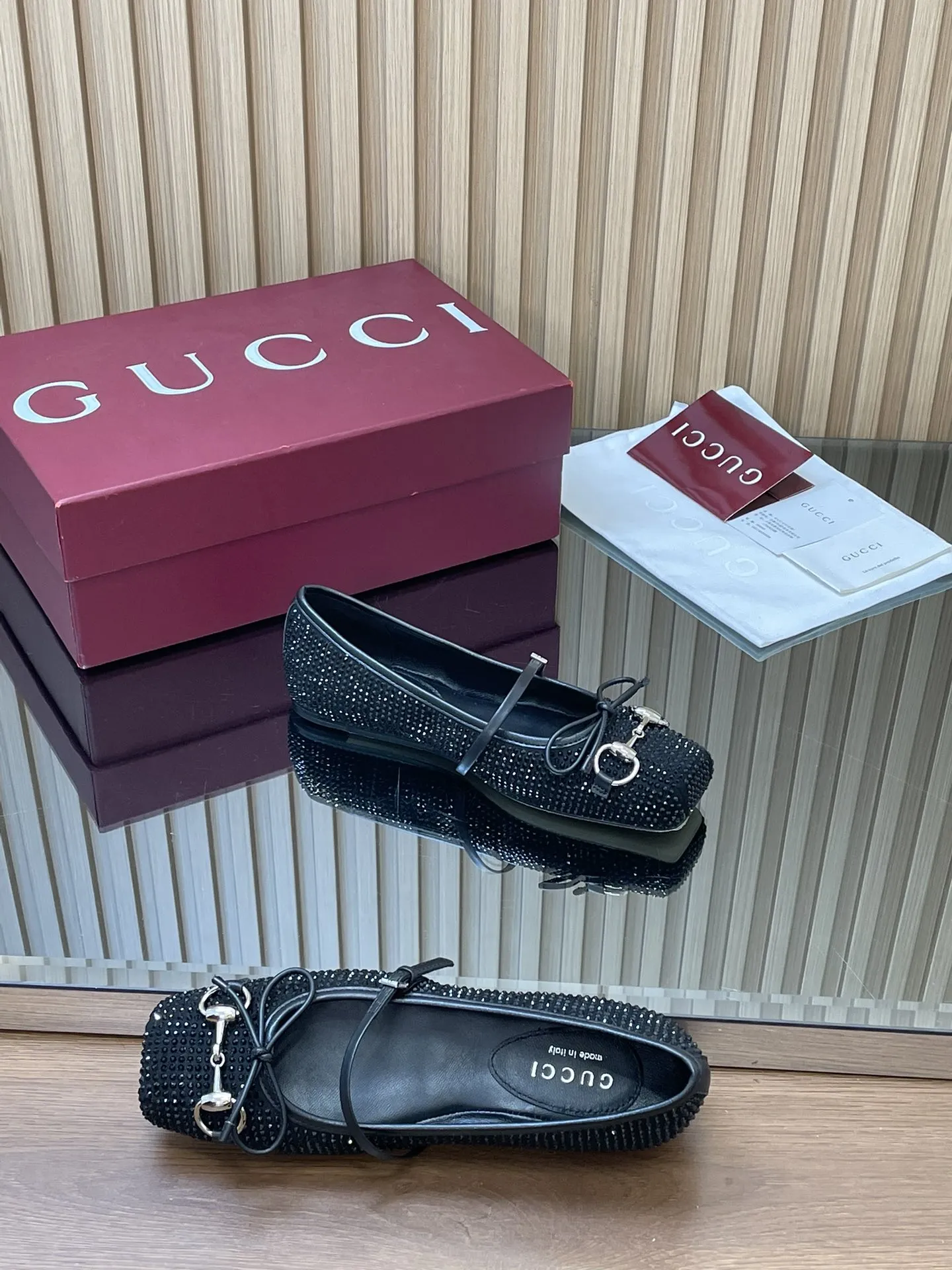 GuCC高端精品 2026早春新品🆕Gucci Horsebi系列水晶钻平底芭蕾鞋🩰💰390💰闪闪发光发亮🔥马衔扣新款小方头单鞋🔥经典精致优雅俏皮时髦平底鞋🔥高质感甜美学院风便鞋😘 原汁原味原单品质!每个细节皆经过精心细致打造，可与ZG对比如一，无二品质！ 这款经典马衔扣芭蕾平底鞋，匠心致意传统芭蕾舞鞋廊形，甄选通体点缀闪亮白水晶图案和淡金色调马衔扣配件，巧妙融蕴方形内收鞋头与精致蝴蝶结细节，塑就别样魅力风尚风采。内胆构造和柔软的加衬内底带来舒适穿着体验👏👏👏 面料：原版定制进口羊京+高级水钻 五金：东莞大厂开模铆钉 马衔扣 内里／垫脚：高端定制真丝/羊皮里 跟高：平底 大底：意大利真皮底 尺码：35-41 （40 41 42定做，不退换） 全套原板高端包装！ ●意大利创作 安可拉酒红全套高档原包装