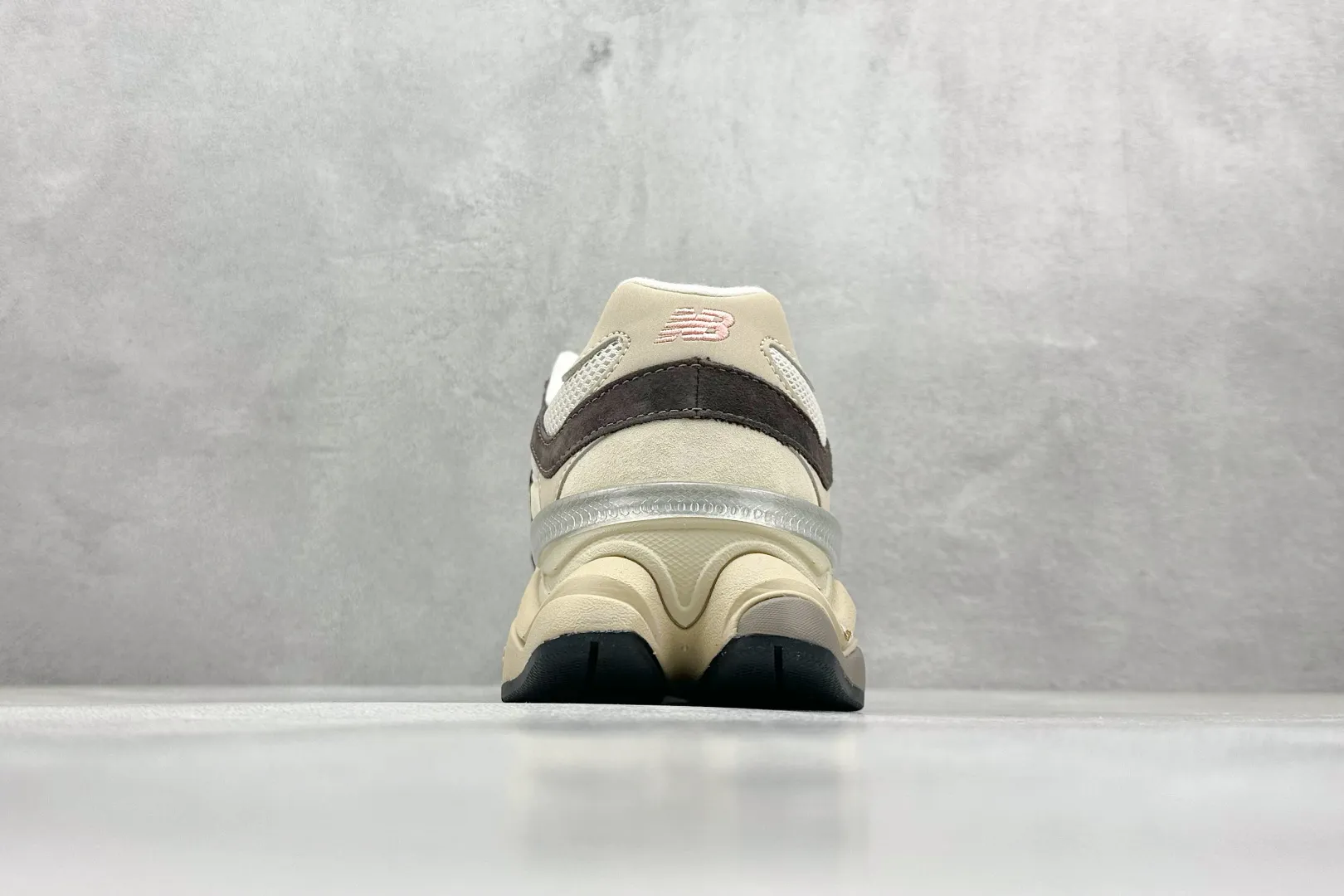 💰240 C版 Joe Freshgoods x New Balance NB9060 联名款 复古休闲运动慢跑鞋 #鞋款灵感源自设计师本人对夏日的怀日回忆。鞋面大身由空间双格及磨砂鞋面拼接而生,配以柔和、温暖的粉橘色调,夏日氛围拉满 #采用大面积网眼以及麂皮材质覆盖鞋身,还原经典气质。搭载ABZORB避震科技,由泡沫聚酯制成,上脚可以有效减少由鞋底反弹对身体及双腿的冲击力 货号: U9060FLP 尺码:36 37 37.5 38 38.5 39 40 40.5 41 42 42.5 43 44 44.5 45 46.5 编码:33