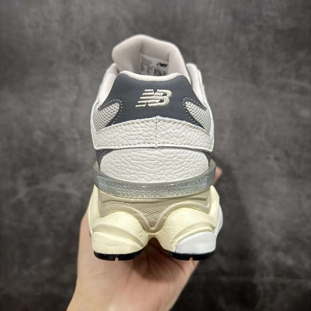 💰240【纯原版】 New Balance NB9060 联名款 复古休闲运动慢跑鞋 灰色 U9060AGA 全套原楦原纸板原厂数据开发 进口三明治网面 原装进口翻毛皮料正确绒感卡色 正确中底拉帮中底网布细节 原厂标裁 带紫光防伪 定制后跟透明水晶模块 冲裁组合 大底贴合程度胶水上色把控完美 整洁度挑战全网艺术家 多道序QC把关品质完善 匠心打造 耗时两个月开发完成 工艺极其复杂难度可想而知 新开独立私模大底 全网唯一正确六层组合大底 高端零售专供产物 Size：36 37 37.5 38 38.5 39.5 40 40.5 41.5 42 42.5 43 44 45 46.5