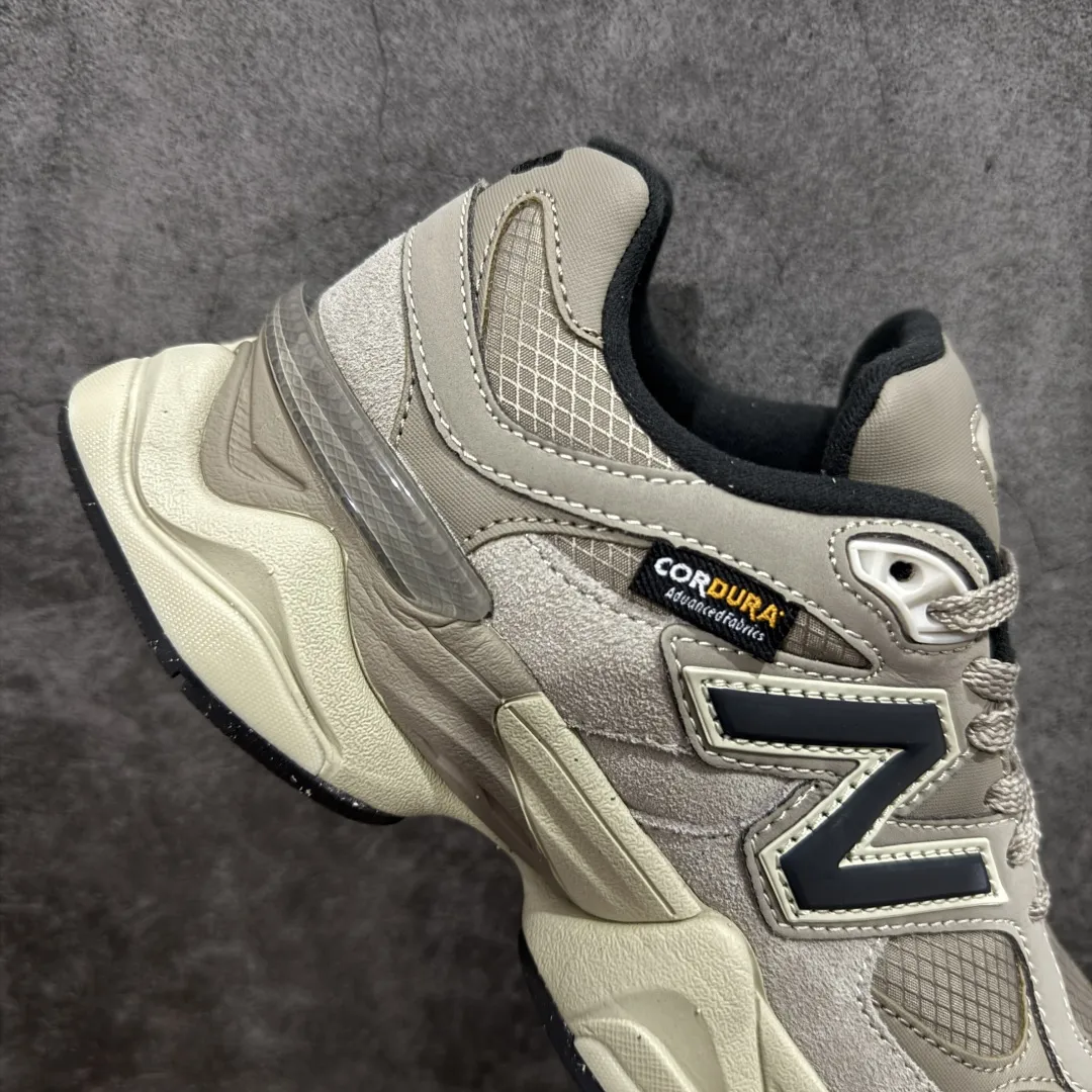 💰240【纯原版】 New Balance NB9060 联名款 复古休闲运动慢跑鞋 灰色 新百伦U9060ORD 全套原楦原纸板原厂数据开发 进口三明治网面 原装进口翻毛皮料正确绒感卡色 正确中底拉帮中底网布细节 原厂标裁 带紫光防伪 定制后跟透明水晶模块 冲裁组合 大底贴合程度胶水上色把控完美 整洁度挑战全网艺术家 多道序QC把关品质完善 匠心打造 耗时两个月开发完成 工艺极其复杂难度可想而知 新开独立私模大底 全网唯一正确六层组合大底 高端零售专供产物 Size:36 37 37.5 38 38.5 39 40 40.5 41 42 42.5 43 44 45 46.5 编码:JPC290300