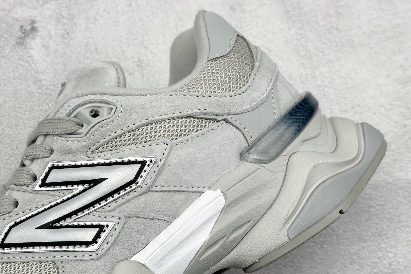 💰240 C版 Joe Freshgoods x New Balance NB9060 联名款 复古休闲运动慢跑鞋 #鞋款灵感源自设计师本人对夏日的怀日回忆。鞋面大身由空间双格及磨砂鞋面拼接而生，配以柔和、温暖的粉橘色调，夏日氛围拉满 #采用大面积网眼以及麂皮材质覆盖鞋身，还原经典气质。搭载ABZORB避震科技，由泡沫聚酯制成，上脚可以有效减少由鞋底反弹对身体及双腿的冲击力 货号： U9060JGR 尺码：36 37 37.5 38 38.5 39 40 40.5 41 42 42.5 43 44 44.5 45 46.5 编码：33