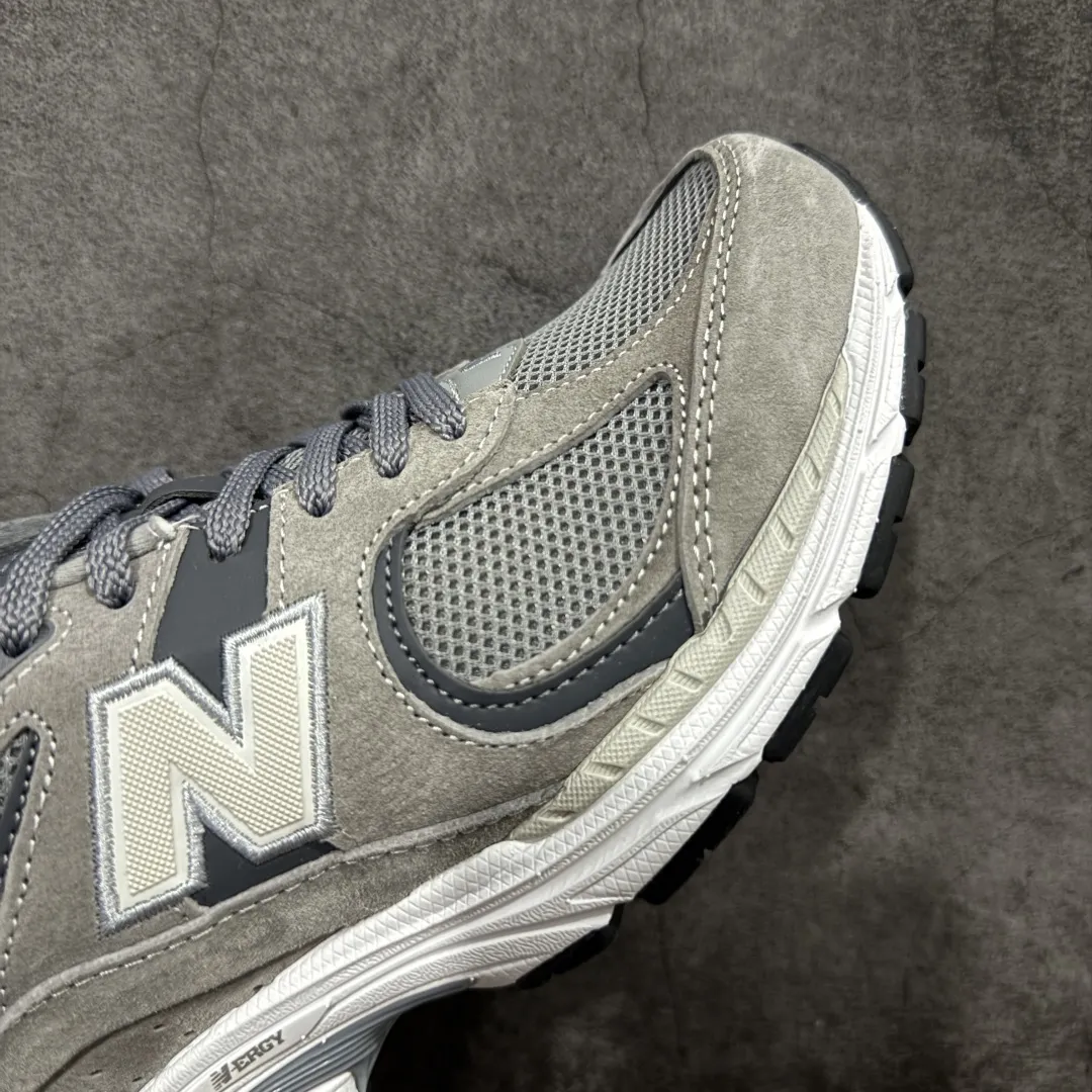 💰230 【BC纯原版】New Balance NB2002R系列 M2002RST 全新版本 东莞大厂出品 市场第一梯队品质 绝对秒杀市场货 完美版型 正确组合大底 价格一步到位‼️ 全套原楦原纸板原厂数据开发 进口三明治网面 原装进口皮料正确绒感卡色 正确中底拉帮中底网布细节 原厂标裁 带紫光防伪 定制后跟透明水晶模块 冲裁组合 大底贴合程度胶水上色把控完美 整洁度挑战全网艺术家 多道序QC把关品质完善 匠心打造 耗时多月开发完成 工艺极其复杂难度可想而知 新开独立私模大底 正确六层组合大底 高端零售专供产物 Size:36 37 37.5 38 38.5 39 40 40.5 41 42 42.5 43 44 45 46 47.5 编码:GQB270280