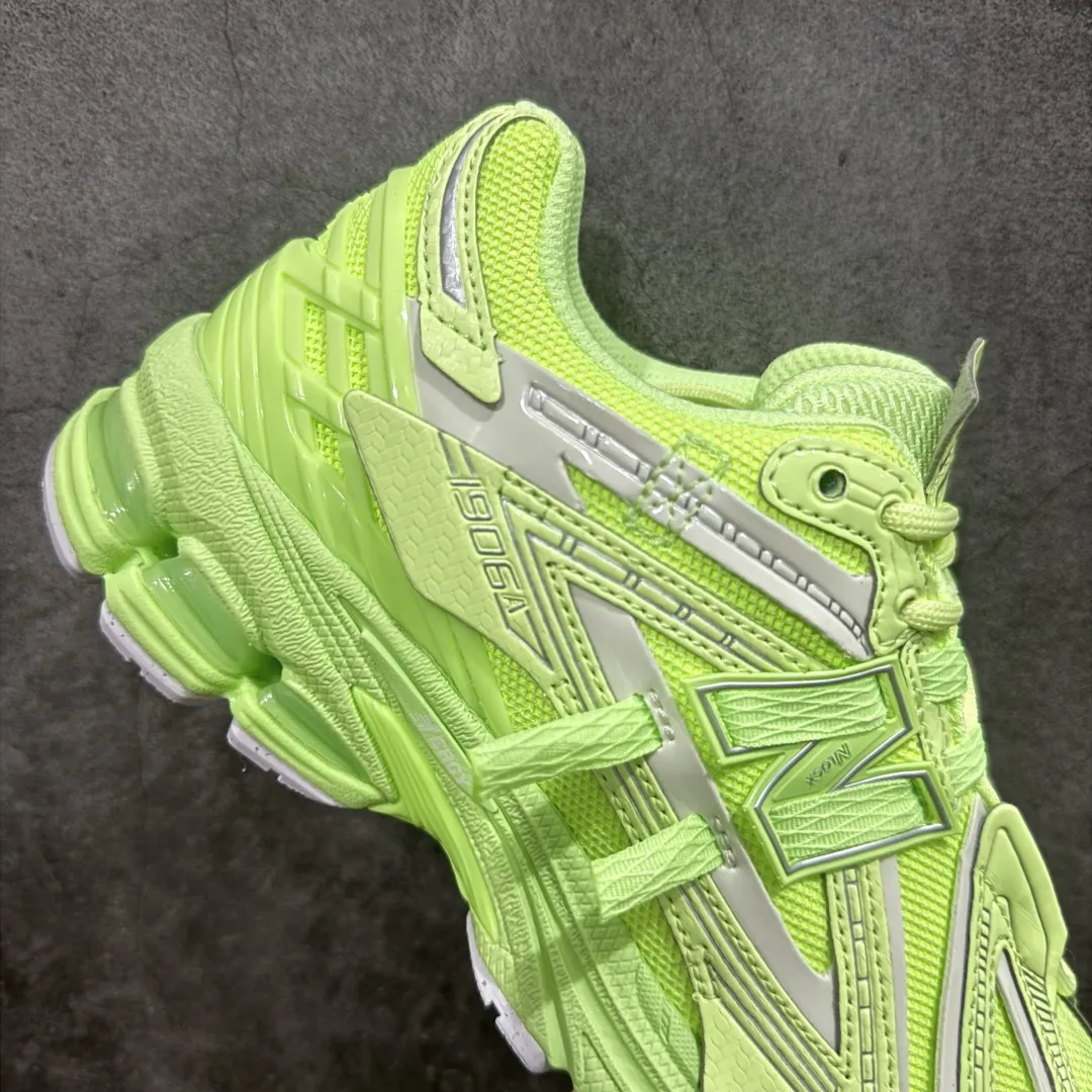 💰220【纯原版】NB新百伦New Balance NB1906 U1906AF系列复古老爹风休闲运动慢跑鞋 采用轻质牛剖革拼接透气网眼衬垫织物鞋面材质#T-Beam大底提供足步弓支撑,保持步态稳定#后跟搭载外露缓震胶 鞋身整体以各种深浅不一的灰色覆盖,鞋头以淡蓝色调装饰,网眼衬垫通过不规律的色块实现做旧的美感,泛黄的鞋底更是进一步增添了复古气息。 尺码:36 37 37.5 38 38.5 39.5 40 40.5 41.5 42 42.5 43 44 45 46.5 编码:JP260280