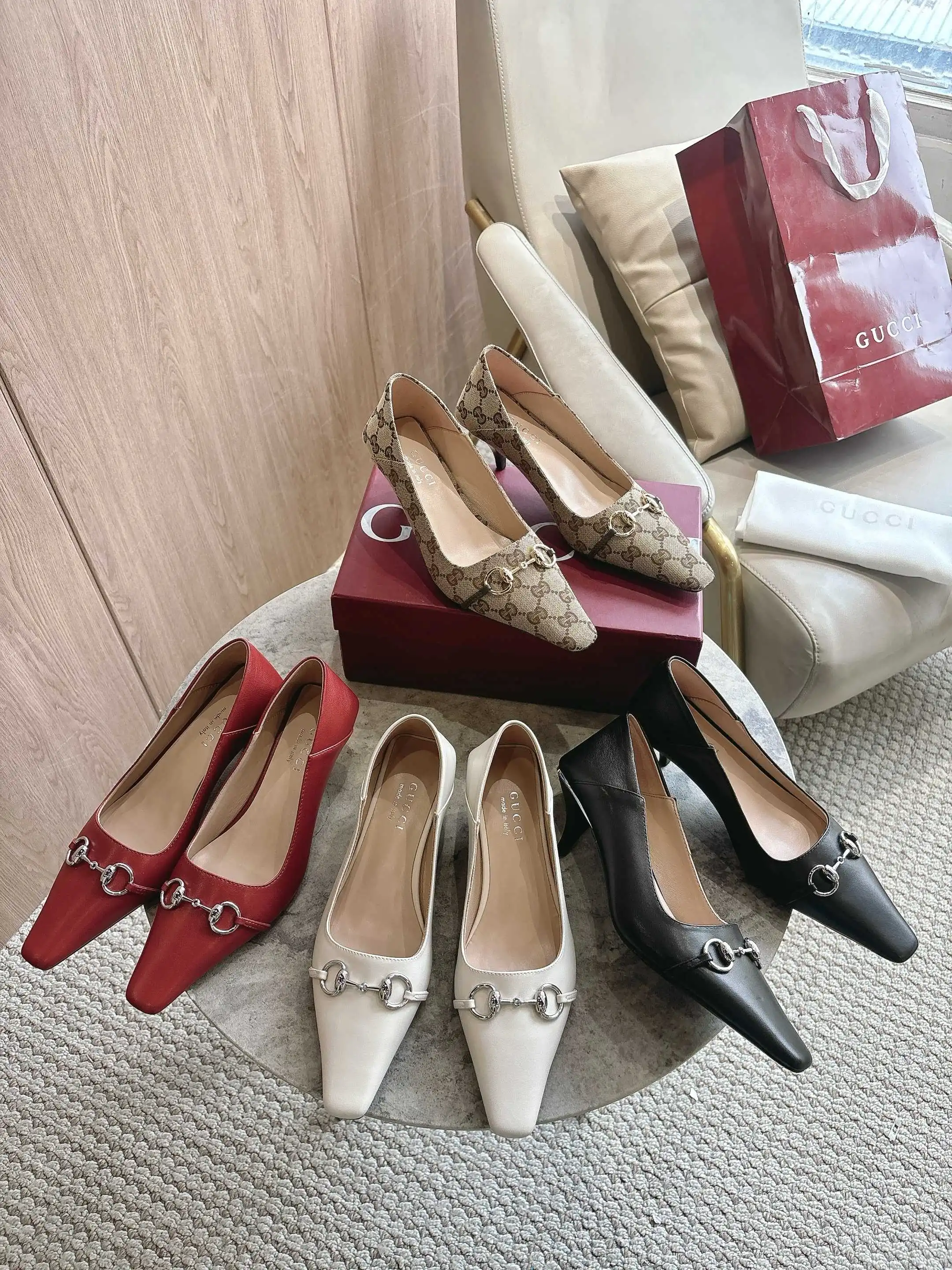 3570-1 杏G¥270(35-42)2026春夏系列全新上市。Vittoria系列以简约利落的加长鞋头与锥形鞋跟匠心呈献出众柔软的鞋履廓形,为《La Famiglia》增添亮眼新作。这款鞋履甄选柔软皮革打造,后帮可向下翻折,一展随性优雅气韵。其鞋款名称正源于此设计巧思。 双G布 金色调配件 米色皮革衬里 马衔扣和同款金属质感饰面“Made in Italy by Gucci”标识 加长微方鞋头 皮革鞋底 皮革包覆锥形鞋跟,饰金属片 中跟 高度:5.5厘米