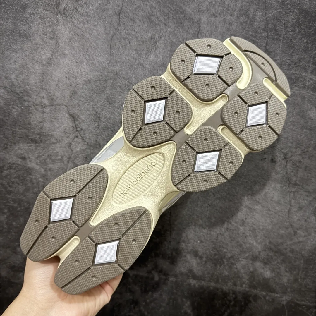 💰240【纯原版】 New Balance NB9060 联名款 复古休闲运动慢跑鞋 灰蓝 U9060EEL 全套原楦原纸板原厂数据开发 进口三明治网面 原装进口翻毛皮料正确绒感卡色 正确中底拉帮中底网布细节 原厂标裁 带紫光防伪 定制后跟透明水晶模块 冲裁组合 大底贴合程度胶水上色把控完美 整洁度挑战全网艺术家 多道序QC把关品质完善 匠心打造 耗时两个月开发完成 工艺极其复杂难度可想而知 新开独立私模大底 全网唯一正确六层组合大底 高端零售专供产物 Size:36 37 37.5 38 38.5 39.5 40 40.5 41.5 42 42.5 43 44 45 46.5