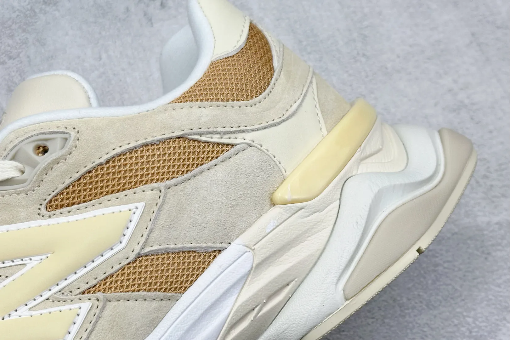 💰240 C版 Joe Freshgoods x New Balance NB9060 联名款 复古休闲运动慢跑鞋 #鞋款灵感源自设计师本人对夏日的怀日回忆。鞋面大身由空间双格及磨砂鞋面拼接而生,配以柔和、温暖的粉橘色调,夏日氛围拉满 #采用大面积网眼以及麂皮材质覆盖鞋身,还原经典气质。搭载ABZORB避震科技,由泡沫聚酯制成,上脚可以有效减少由鞋底反弹对身体及双腿的冲击力 货号: U9060FW 尺码:36 37 37.5 38 38.5 39 40 40.5 41 42 42.5 43 44 44.5 45 46.5 编码:33