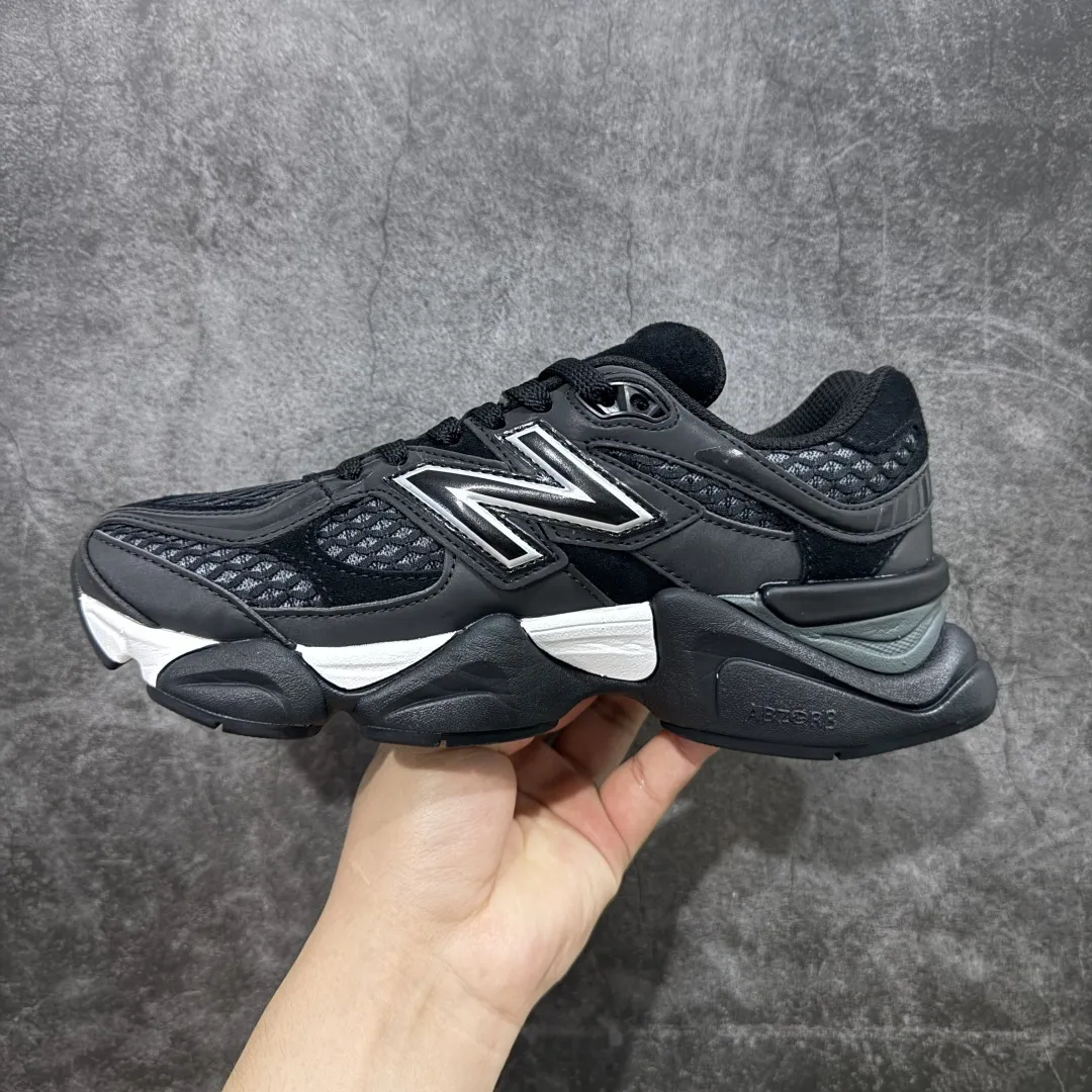💰240【纯原版】 New Balance NB9060 联名款 复古休闲运动慢跑鞋 黑白色U9060PNR 全套原楦原纸板原厂数据开发 进口三明治网面 原装进口翻毛皮料正确绒感卡色 正确中底拉帮中底网布细节 原厂标裁 带紫光防伪 定制后跟透明水晶模块 冲裁组合 大底贴合程度胶水上色把控完美 整洁度挑战全网艺术家 多道序QC把关品质完善 匠心打造 耗时两个月开发完成 工艺极其复杂难度可想而知 新开独立私模大底 全网唯一正确六层组合大底 高端零售专供产物 Size:36 37 37.5 38 38.5 39.5 40 40.5 41.5 42 42.5 43 44 45 46.5 编码:JPC290300