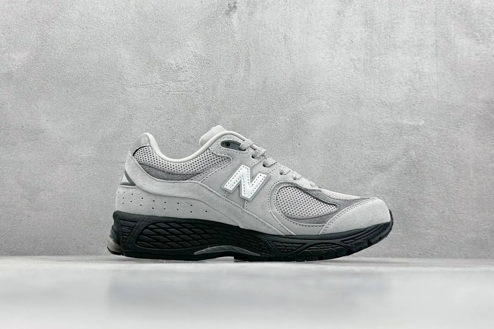 💰240 C版 New Balance NB 2002R 灰色 货号:M2002RC1 尺码:36 36.5 37 38.5 39 40 40.5 41 42 42.5 43 44 44.5 45 46 46.5 编码:33