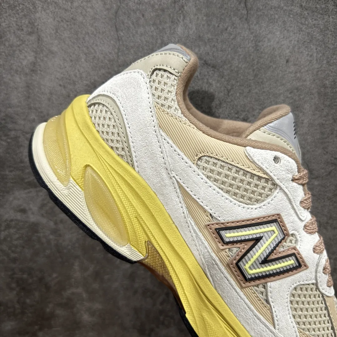 💰240【纯原c版】New Balance M2010系列 新百伦 复古老爹风网布跑步休闲运动鞋 新百伦经典配色 沿袭了面世之初的经典科技 以ENCAP中底配以升级版 N-ERGY缓震物料 鞋面则采用特色的柔软麂皮搭以NewBalance经典的尼龙网布 低调中还原跑鞋本真 更年轻化的设计理念与材质 让新世代青年得以用全新视角体验经典鞋款的传奇魅力 货号:U2010SGR 尺码:36 37 37.5 38 38.5 39.5 40 40.5 41.5 42 42.5 43 44 45 编码:JP270290