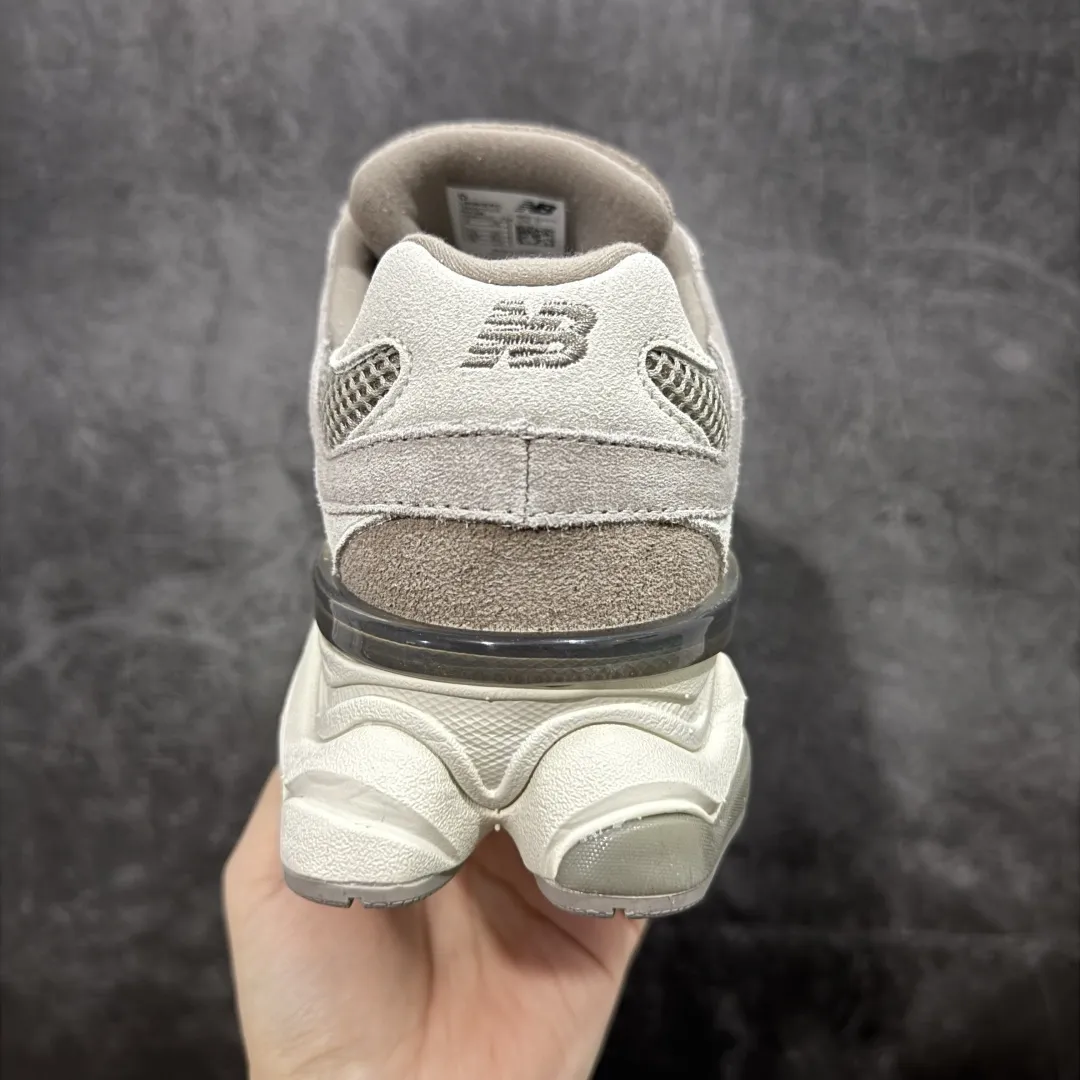 💰240【纯原版】 New Balance NB9060 联名款 复古休闲运动慢跑鞋 棕灰色U9060ERC 全套原楦原纸板原厂数据开发 进口三明治网面 原装进口翻毛皮料正确绒感卡色 正确中底拉帮中底网布细节 原厂标裁 带紫光防伪 定制后跟透明水晶模块 冲裁组合 大底贴合程度胶水上色把控完美 整洁度挑战全网艺术家 多道序QC把关品质完善 匠心打造 耗时两个月开发完成 工艺极其复杂难度可想而知 新开独立私模大底 全网唯一正确六层组合大底 高端零售专供产物 Size：36 37 37.5 38 38.5 39.5 40 40.5 41.5 42 42.5 43 44 45 46.5