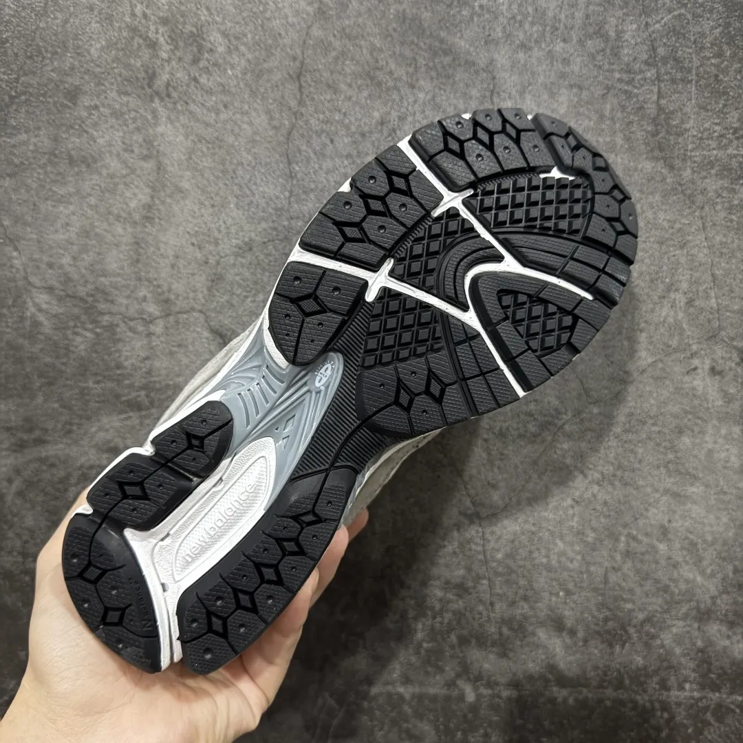 💰230 【BC纯原版】New Balance NB2002R系列 M2002RST 全新版本 东莞大厂出品 市场第一梯队品质 绝对秒杀市场货 完美版型 正确组合大底 价格一步到位‼️ 全套原楦原纸板原厂数据开发 进口三明治网面 原装进口皮料正确绒感卡色 正确中底拉帮中底网布细节 原厂标裁 带紫光防伪 定制后跟透明水晶模块 冲裁组合 大底贴合程度胶水上色把控完美 整洁度挑战全网艺术家 多道序QC把关品质完善 匠心打造 耗时多月开发完成 工艺极其复杂难度可想而知 新开独立私模大底 正确六层组合大底 高端零售专供产物 Size:36 37 37.5 38 38.5 39 40 40.5 41 42 42.5 43 44 45 46 47.5 编码:GQB270280