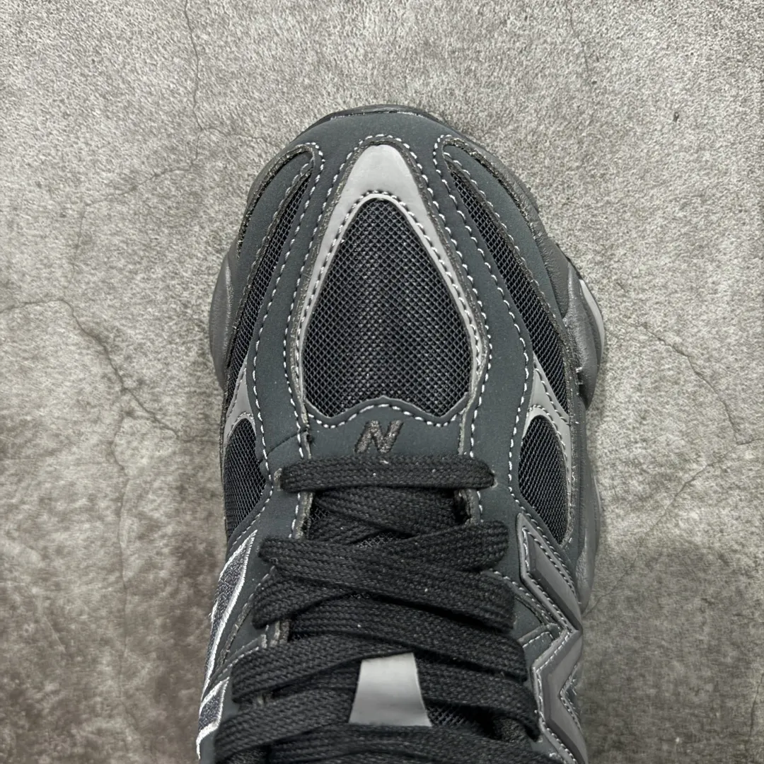 💰240【纯原版】 New Balance NB9060 联名款 复古休闲运动慢跑鞋 U906079E 全套原楦原纸板原厂数据开发 进口三明治网面 原装进口翻毛皮料正确绒感卡色 正确中底拉帮中底网布细节 原厂标裁 带紫光防伪 定制后跟透明水晶模块 冲裁组合 大底贴合程度胶水上色把控完美 整洁度挑战全网艺术家 多道序QC把关品质完善 匠心打造 耗时两个月开发完成 工艺极其复杂难度可想而知 新开独立私模大底 全网唯一正确六层组合大底 高端零售专供产物 尺码Size：36 37 37.5 38 38.5 39.5 40 40.5 41.5 42 42.5 43 44 45 46.5 编码：JPC290300