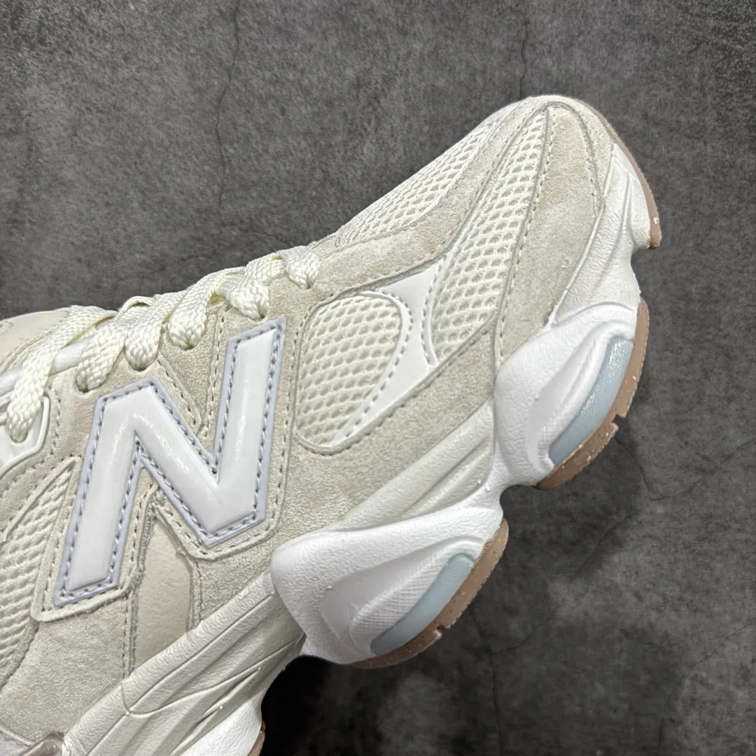 💰240【纯原版】 New Balance NB9060 联名款 复古休闲运动慢跑鞋 U9060AUA 全套原楦原纸板原厂数据开发 进口三明治网面 原装进口翻毛皮料正确绒感卡色 正确中底拉帮中底网布细节 原厂标裁 带紫光防伪 定制后跟透明水晶模块 冲裁组合 大底贴合程度胶水上色把控完美 整洁度挑战全网艺术家 多道序QC把关品质完善 匠心打造 耗时两个月开发完成 工艺极其复杂难度可想而知 新开独立私模大底 全网唯一正确六层组合大底 高端零售专供产物 Size：36 37 37.5 38 38.5 39.5 40 40.5 41.5 42 42.5 43 44 45 46.5