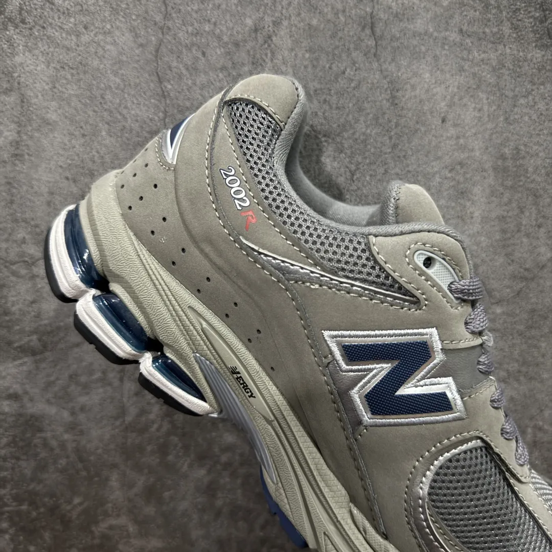 💰230 【BC纯原版】New Balance NB2002R系列 ML2002RA 全新版本 东莞大厂出品 市场第一梯队品质 绝对秒杀市场货 完美版型 正确组合大底 价格一步到位‼️ 全套原楦原纸板原厂数据开发 进口三明治网面 原装进口皮料正确绒感卡色 正确中底拉帮中底网布细节 原厂标裁 带紫光防伪 定制后跟透明水晶模块 冲裁组合 大底贴合程度胶水上色把控完美 整洁度挑战全网艺术家 多道序QC把关品质完善 匠心打造 耗时多月开发完成 工艺极其复杂难度可想而知 新开独立私模大底 正确六层组合大底 高端零售专供产物 Size:36 37 37.5 38 38.5 39 40 40.5 41 42 42.5 43 44 45 46 47.5 编码:GQB270280