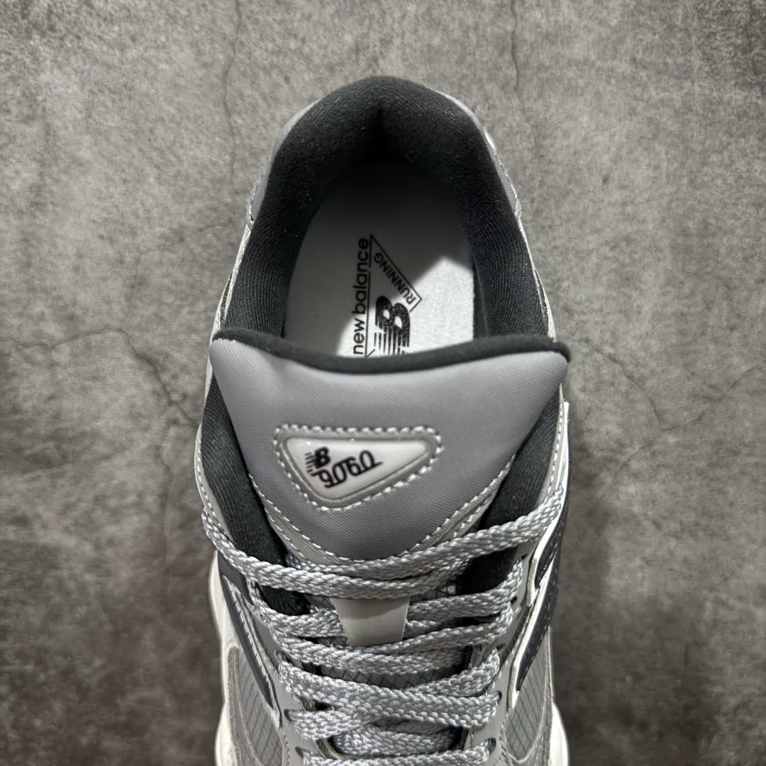 💰240【纯原版】 New Balance NB9060 联名款 复古休闲运动慢跑鞋 灰色 U9060ORB 全套原楦原纸板原厂数据开发 进口三明治网面 原装进口翻毛皮料正确绒感卡色 正确中底拉帮中底网布细节 原厂标裁 带紫光防伪 定制后跟透明水晶模块 冲裁组合 大底贴合程度胶水上色把控完美 整洁度挑战全网艺术家 多道序QC把关品质完善 匠心打造 耗时两个月开发完成 工艺极其复杂难度可想而知 新开独立私模大底 全网唯一正确六层组合大底 高端零售专供产物 Size:36 37 37.5 38 38.5 39 40 40.5 41 42 42.5 43 44 45 46.5 编码:JPC290300