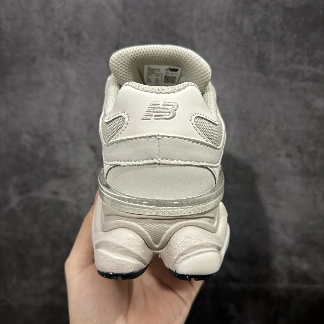 💰240【纯原版】 New Balance NB9060 联名款 复古休闲运动慢跑鞋 U906078T 全套原楦原纸板原厂数据开发 进口三明治网面 原装进口翻毛皮料正确绒感卡色 正确中底拉帮中底网布细节 原厂标裁 带紫光防伪 定制后跟透明水晶模块 冲裁组合 大底贴合程度胶水上色把控完美 整洁度挑战全网艺术家 多道序QC把关品质完善 匠心打造 耗时两个月开发完成 工艺极其复杂难度可想而知 新开独立私模大底 全网唯一正确六层组合大底 高端零售专供产物 Size:36 37 37.5 38 38.5 39.5 40 40.5 41.5 42 42.5 43 44 45 46.5 编码:JPC290300