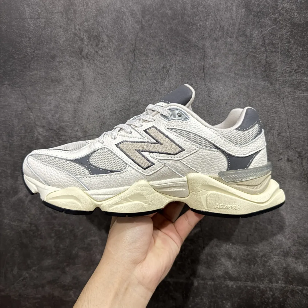 💰240【纯原版】 New Balance NB9060 联名款 复古休闲运动慢跑鞋 灰色 U9060AGA 全套原楦原纸板原厂数据开发 进口三明治网面 原装进口翻毛皮料正确绒感卡色 正确中底拉帮中底网布细节 原厂标裁 带紫光防伪 定制后跟透明水晶模块 冲裁组合 大底贴合程度胶水上色把控完美 整洁度挑战全网艺术家 多道序QC把关品质完善 匠心打造 耗时两个月开发完成 工艺极其复杂难度可想而知 新开独立私模大底 全网唯一正确六层组合大底 高端零售专供产物 Size：36 37 37.5 38 38.5 39.5 40 40.5 41.5 42 42.5 43 44 45 46.5
