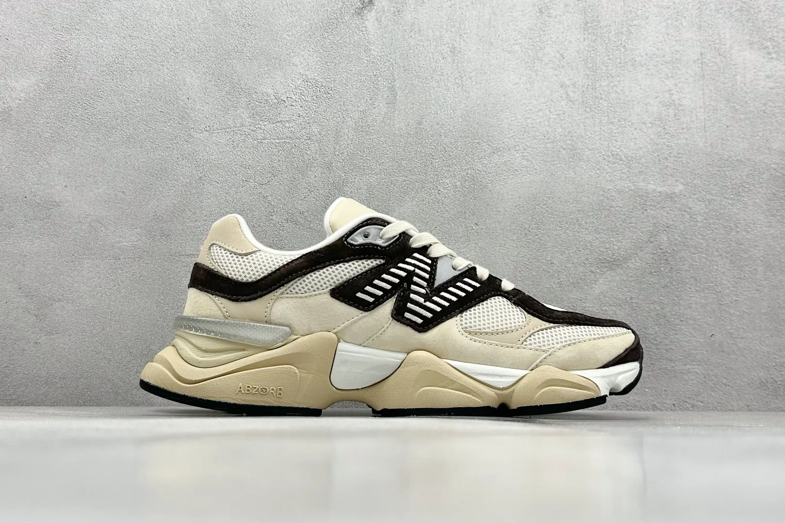 💰240 C版 Joe Freshgoods x New Balance NB9060 联名款 复古休闲运动慢跑鞋 #鞋款灵感源自设计师本人对夏日的怀日回忆。鞋面大身由空间双格及磨砂鞋面拼接而生，配以柔和、温暖的粉橘色调，夏日氛围拉满 #采用大面积网眼以及麂皮材质覆盖鞋身，还原经典气质。搭载ABZORB避震科技，由泡沫聚酯制成，上脚可以有效减少由鞋底反弹对身体及双腿的冲击力 货号： U9060FLP 尺码：36 37 37.5 38 38.5 39 40 40.5 41 42 42.5 43 44 44.5 45 46.5 编码：33