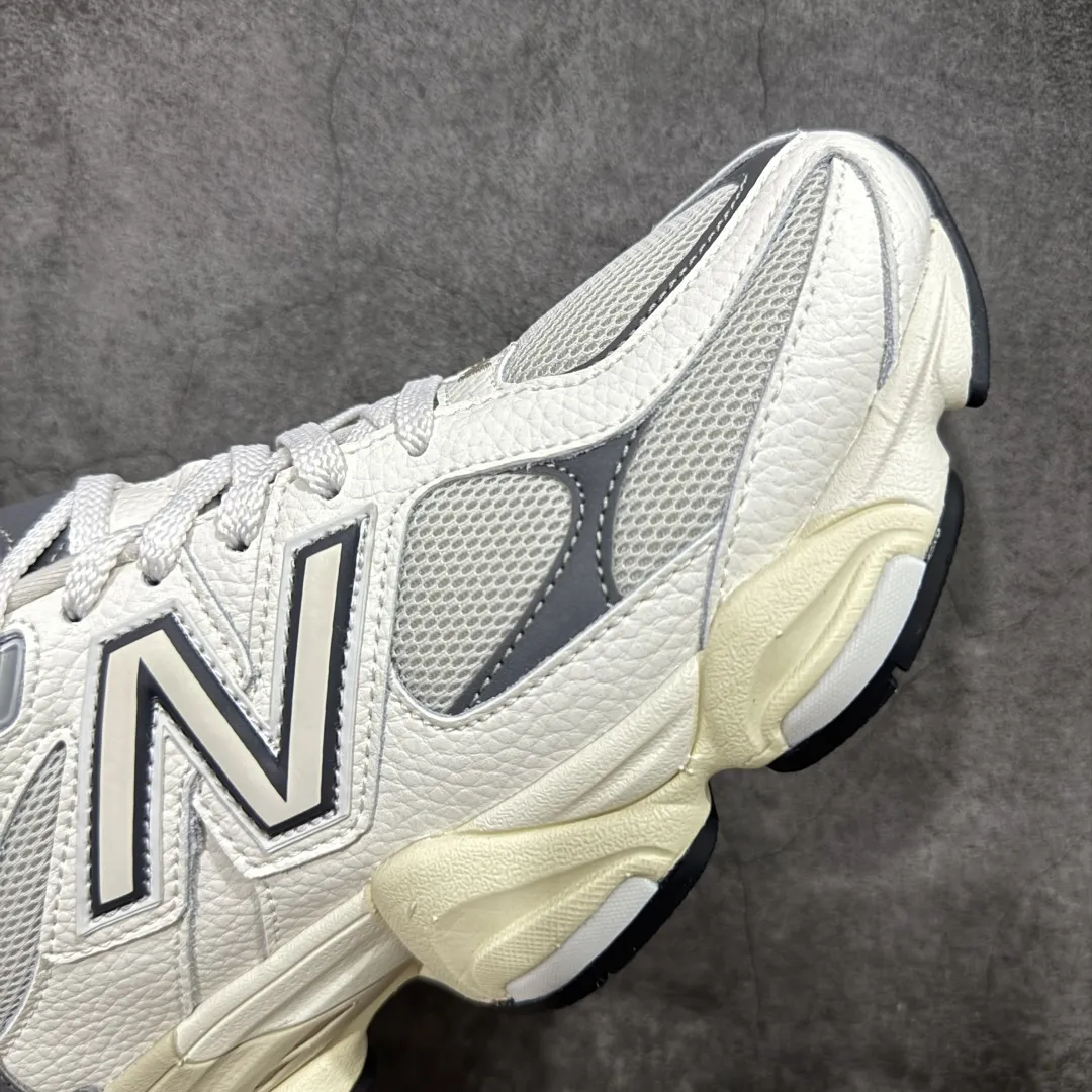 💰240【纯原版】 New Balance NB9060 联名款 复古休闲运动慢跑鞋 灰色 U9060AGA 全套原楦原纸板原厂数据开发 进口三明治网面 原装进口翻毛皮料正确绒感卡色 正确中底拉帮中底网布细节 原厂标裁 带紫光防伪 定制后跟透明水晶模块 冲裁组合 大底贴合程度胶水上色把控完美 整洁度挑战全网艺术家 多道序QC把关品质完善 匠心打造 耗时两个月开发完成 工艺极其复杂难度可想而知 新开独立私模大底 全网唯一正确六层组合大底 高端零售专供产物 Size：36 37 37.5 38 38.5 39.5 40 40.5 41.5 42 42.5 43 44 45 46.5