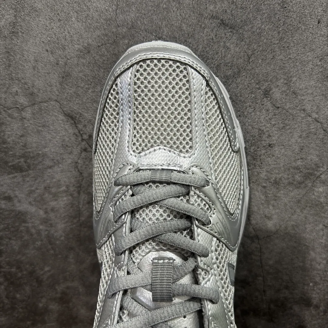 💰200【DT版本】新百伦NB New Balance MR530 银色 MR530ZGS 全套原楦原纸板原厂数据开发 原厂网纱 原装进口皮料正确卡色 正确中底拉帮中底网布细节 冲裁组合 匠心打造 耗时两个月开发完成 工艺极其复杂难度可想而知 新开独立私模大底 全网唯一正确做旧组合大底 高端零售专供产物 尺码:36 37 37.5 38 38.5 39.5 40 40.5 41.5 42 42.5 43 44 44.5 编码:DT240250